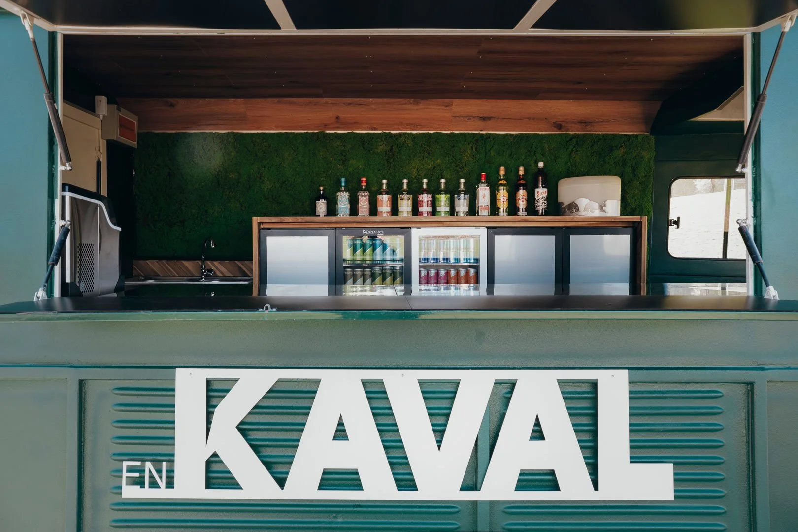 En Kaval est une roulotte vintage transformée en bar itinérant disponible à la location pour vos événements dans toute la Suisse. Un projet signé "La Kave" créé au coeur du canton de Fribourg