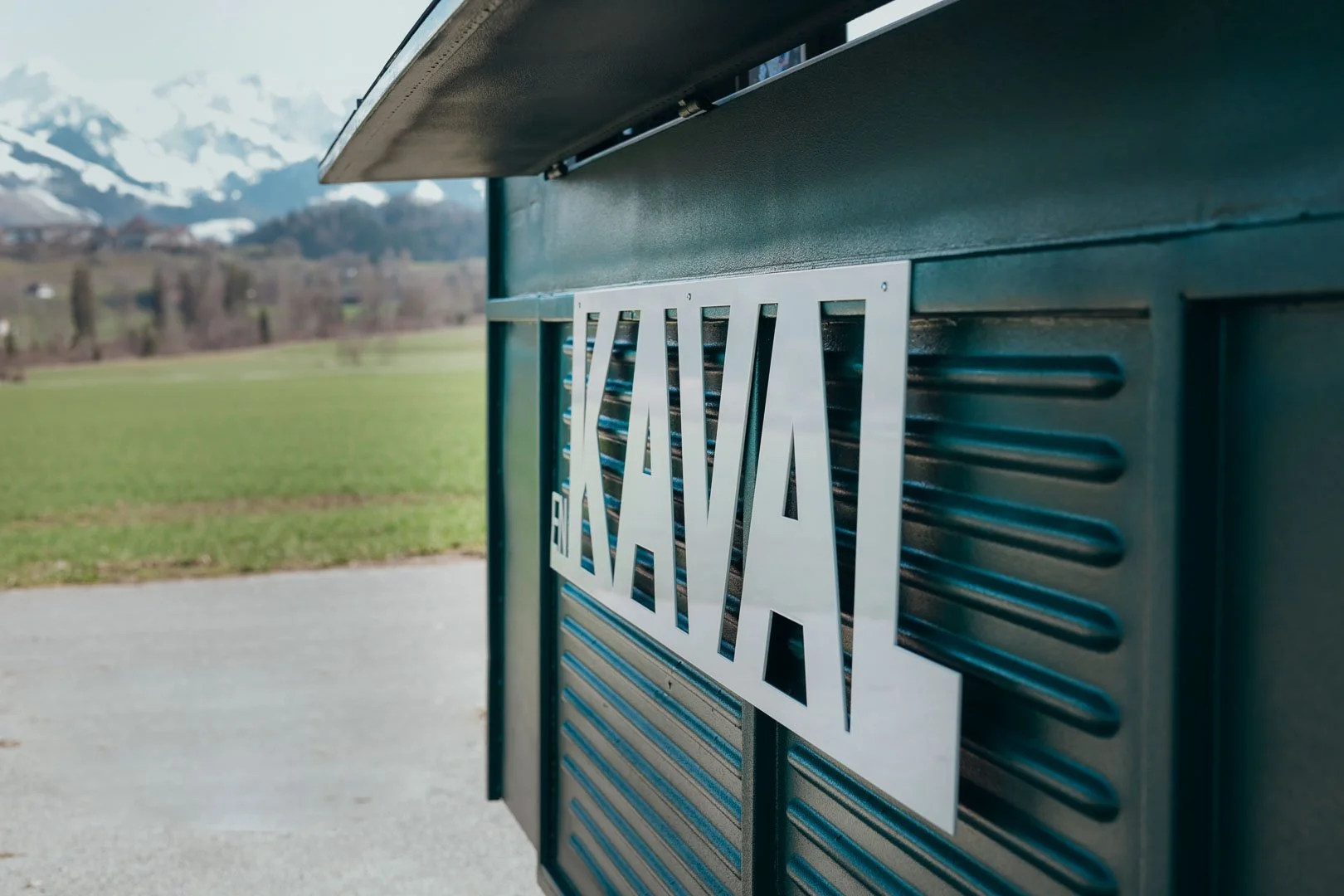 En Kaval est une roulotte vintage transformée en bar itinérant disponible à la location pour vos événements dans toute la Suisse. Un projet signé "La Kave" créé au coeur du canton de Fribourg