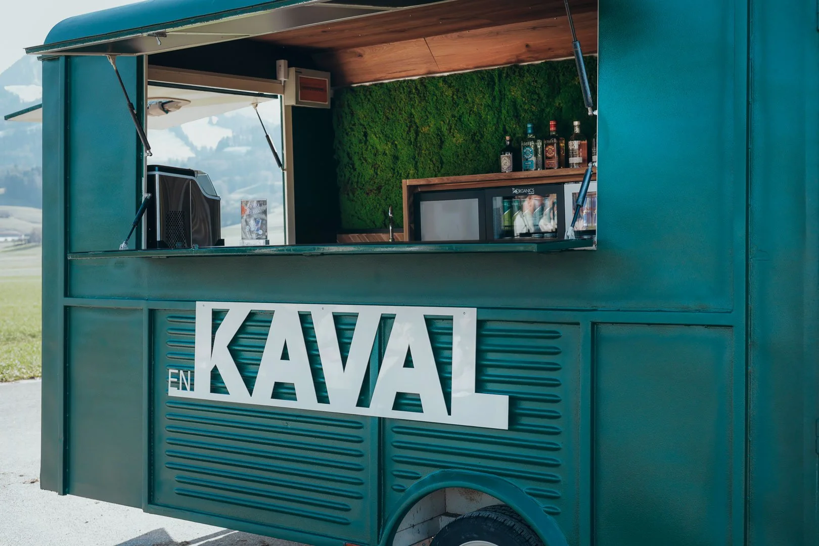 En Kaval est une roulotte vintage transformée en bar itinérant disponible à la location pour vos événements dans toute la Suisse. Un projet signé "La Kave" créé au coeur du canton de Fribourg