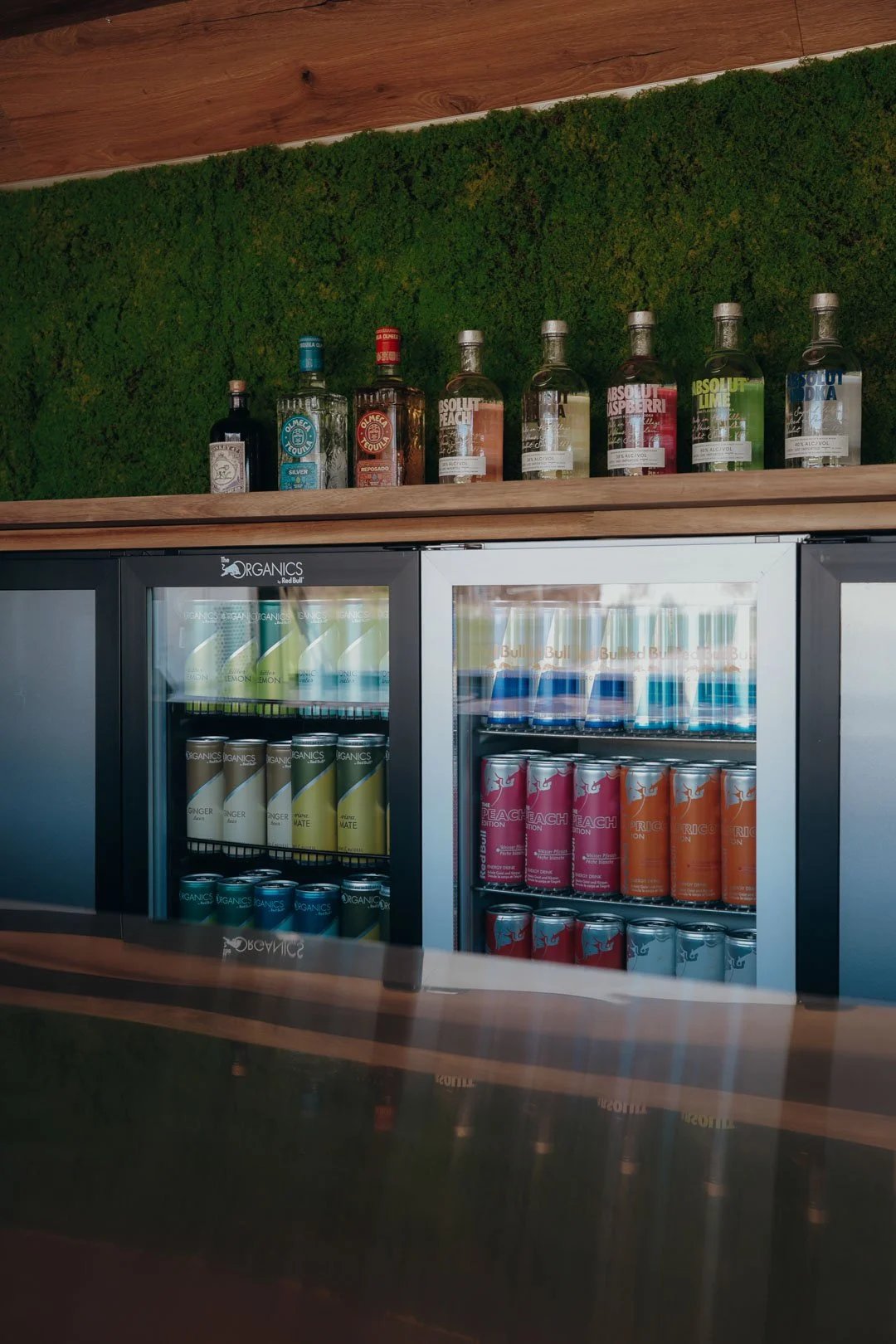 En Kaval est une roulotte vintage transformée en bar itinérant disponible à la location pour vos événements dans toute la Suisse. Un projet signé "La Kave" créé au coeur du canton de Fribourg