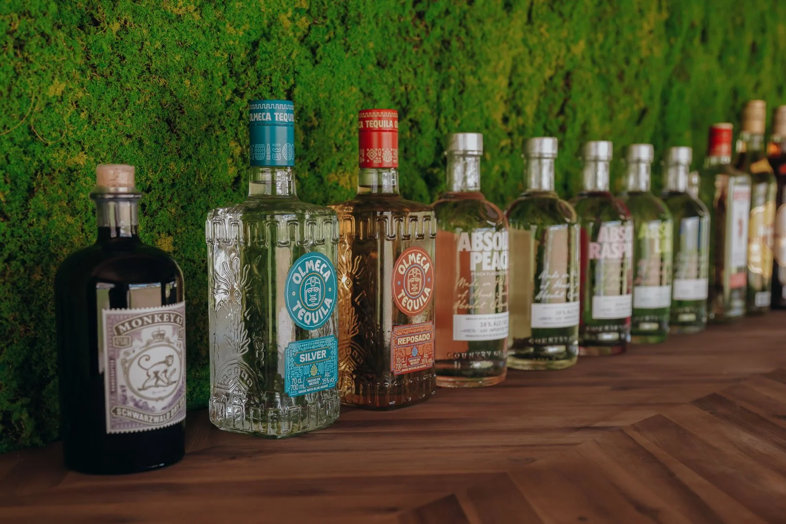 En Kaval est une roulotte vintage transformée en bar itinérant disponible à la location pour vos événements dans toute la Suisse. Un projet signé "La Kave" créé au coeur du canton de Fribourg