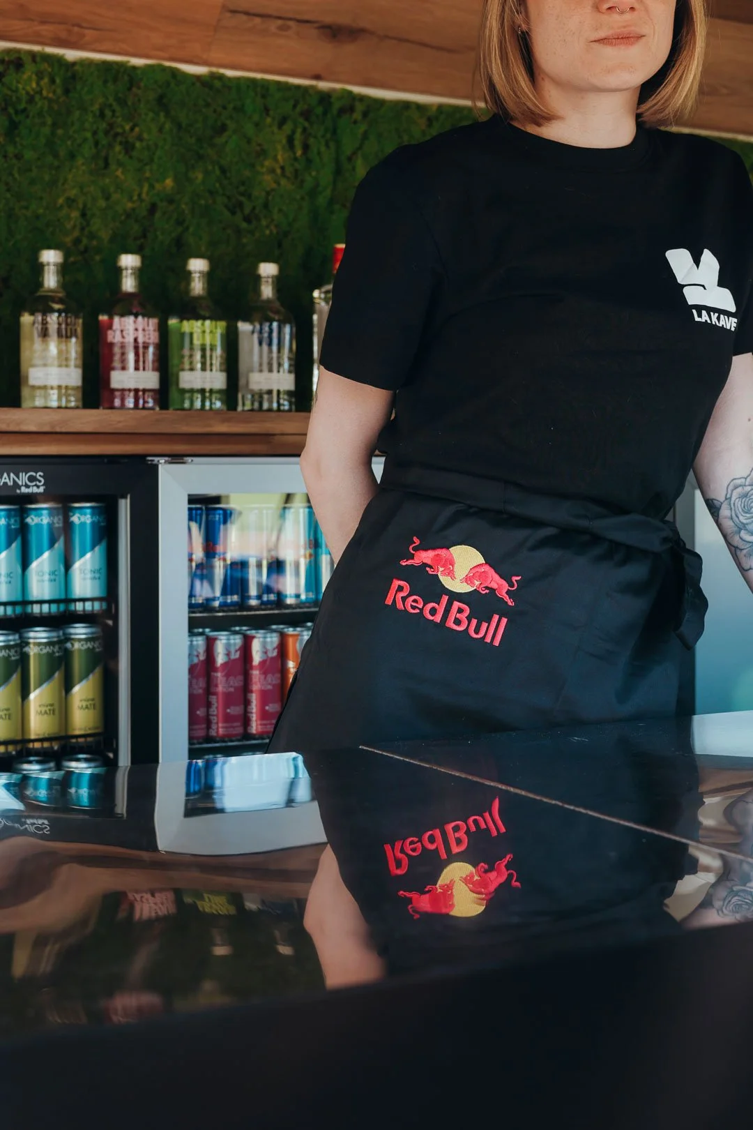 En Kaval est une roulotte vintage transformée en bar itinérant disponible à la location pour vos événements dans toute la Suisse. Un projet signé "La Kave" créé au coeur du canton de Fribourg