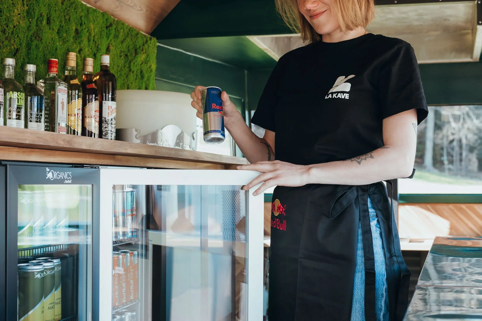 En Kaval est une roulotte vintage transformée en bar itinérant disponible à la location pour vos événements dans toute la Suisse. Un projet signé "La Kave" créé au coeur du canton de Fribourg