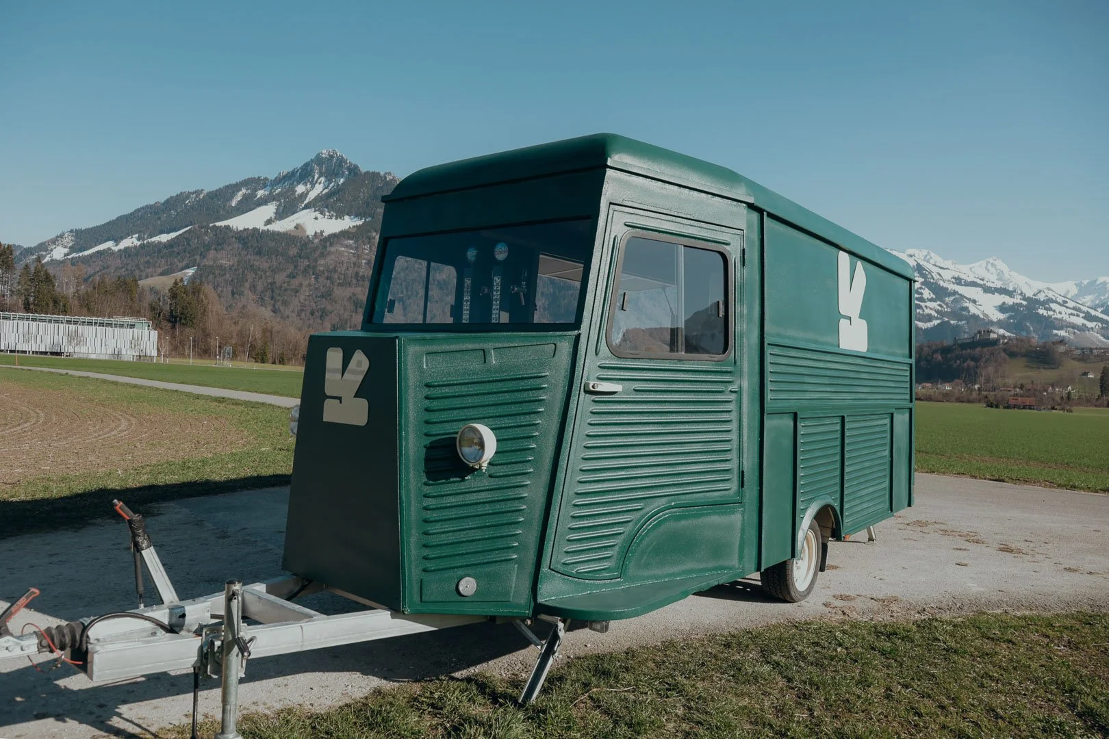 En Kaval est une roulotte vintage transformée en bar itinérant disponible à la location pour vos événements dans toute la Suisse. Un projet signé "La Kave" créé au coeur du canton de Fribourg