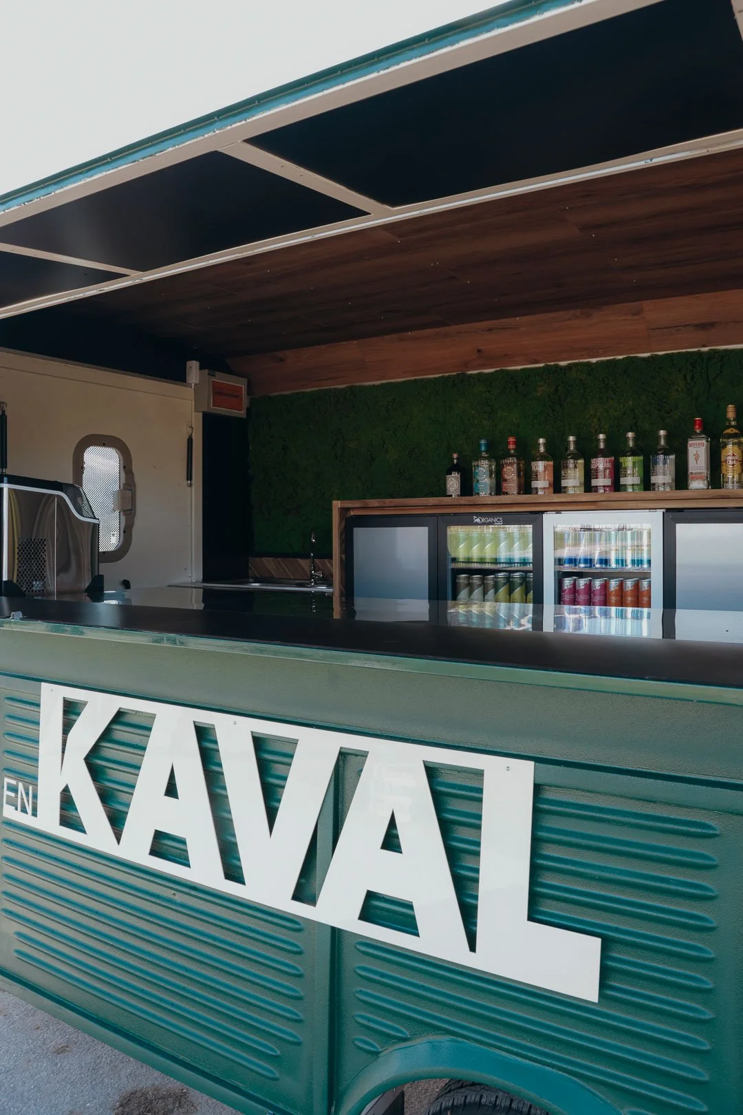En Kaval est une roulotte vintage transformée en bar itinérant disponible à la location pour vos événements dans toute la Suisse. Un projet signé "La Kave" créé au coeur du canton de Fribourg