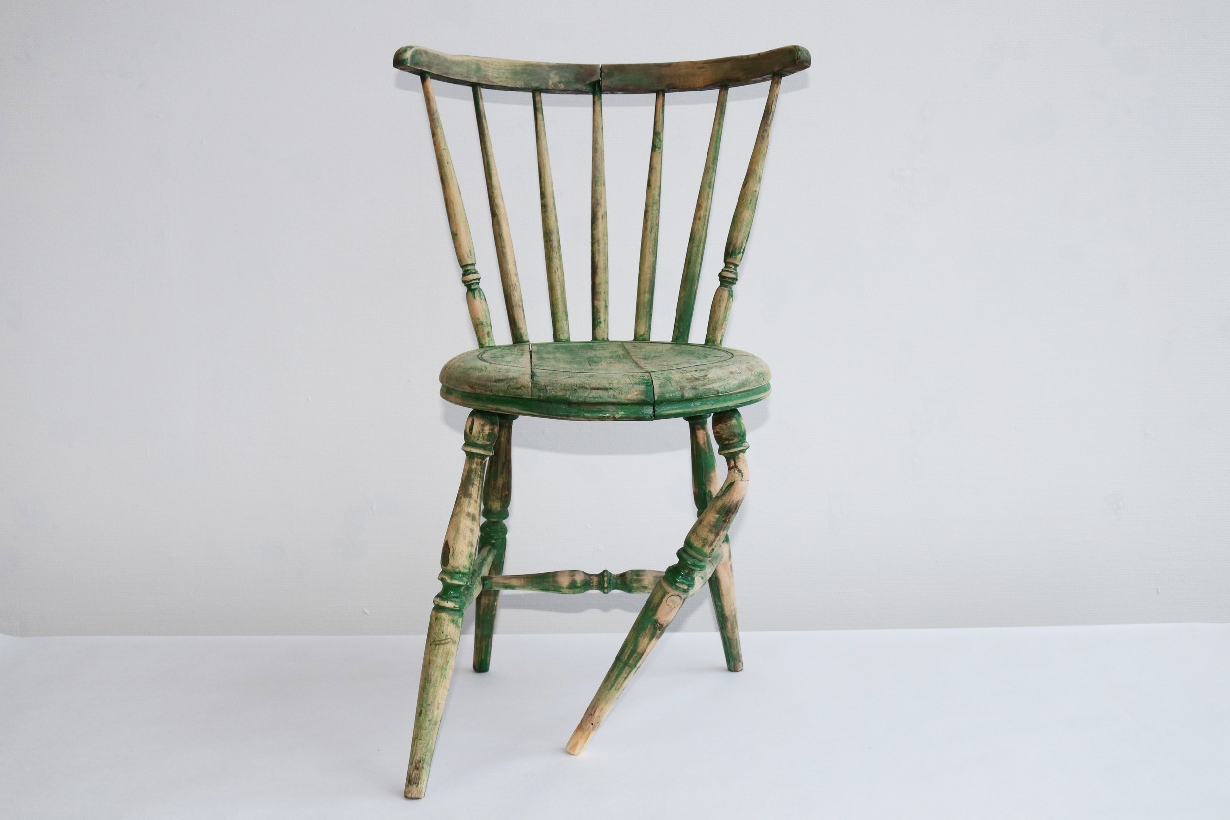 PINDESTOL NO.9,  2022, skulptur i tre, foto:Lillian Karin Bjørdal