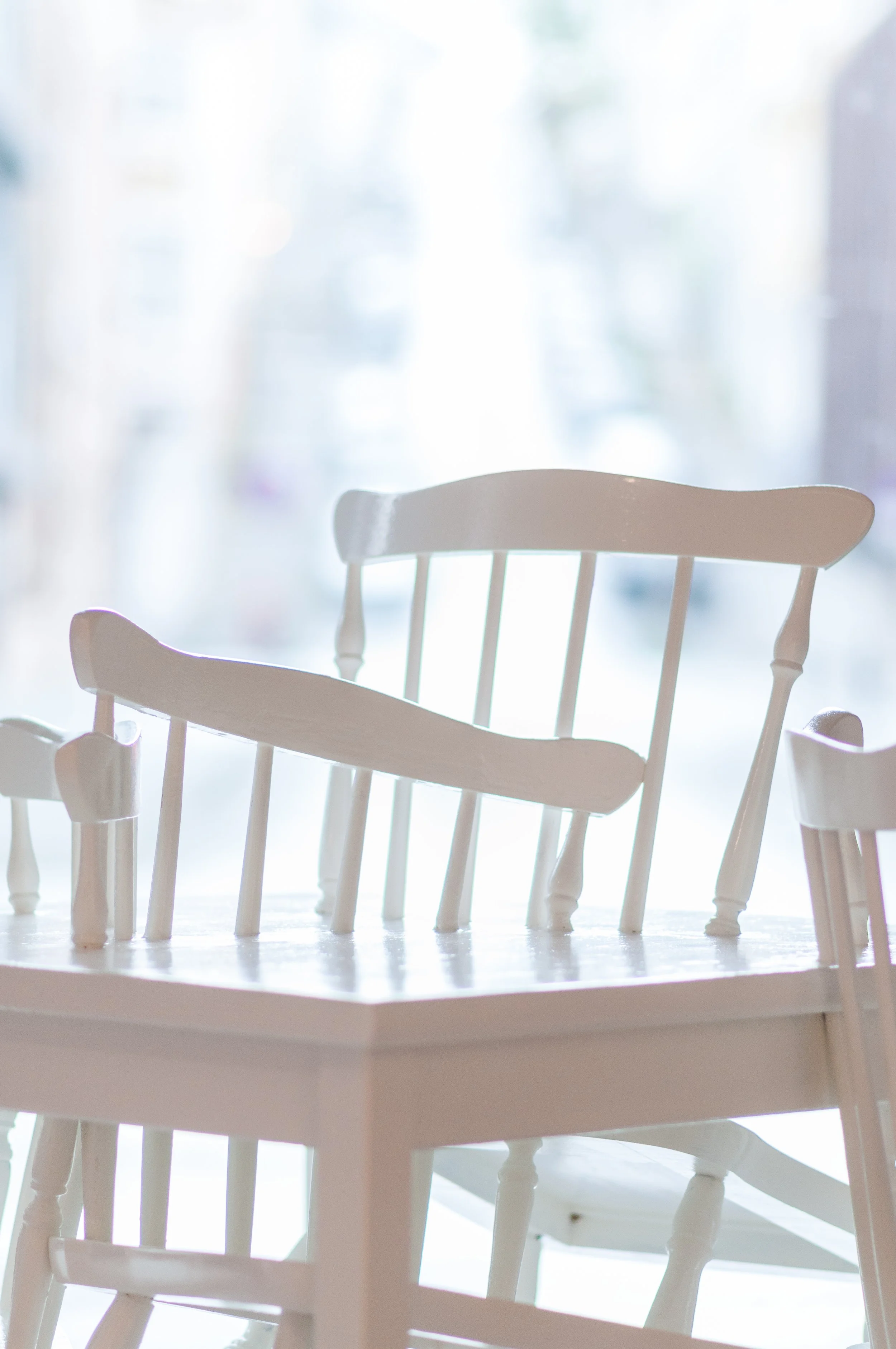 BORDSETE, 2023, skulptur i tre
Foto: @karinatene.art