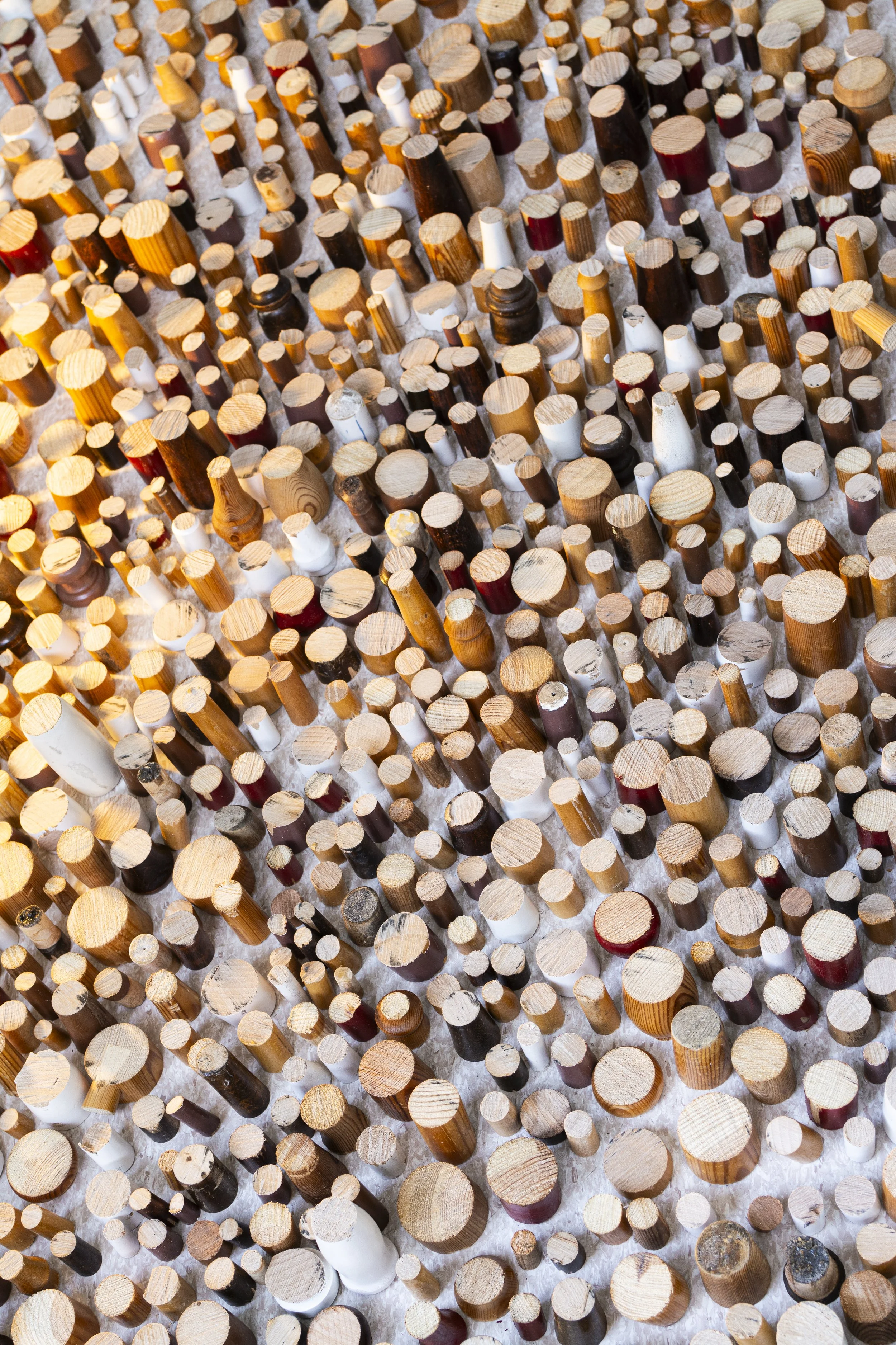 Snitt -ei forteljing om statleg dehumanisering, 2025, installasjon i tre. Foto: Karina Tene