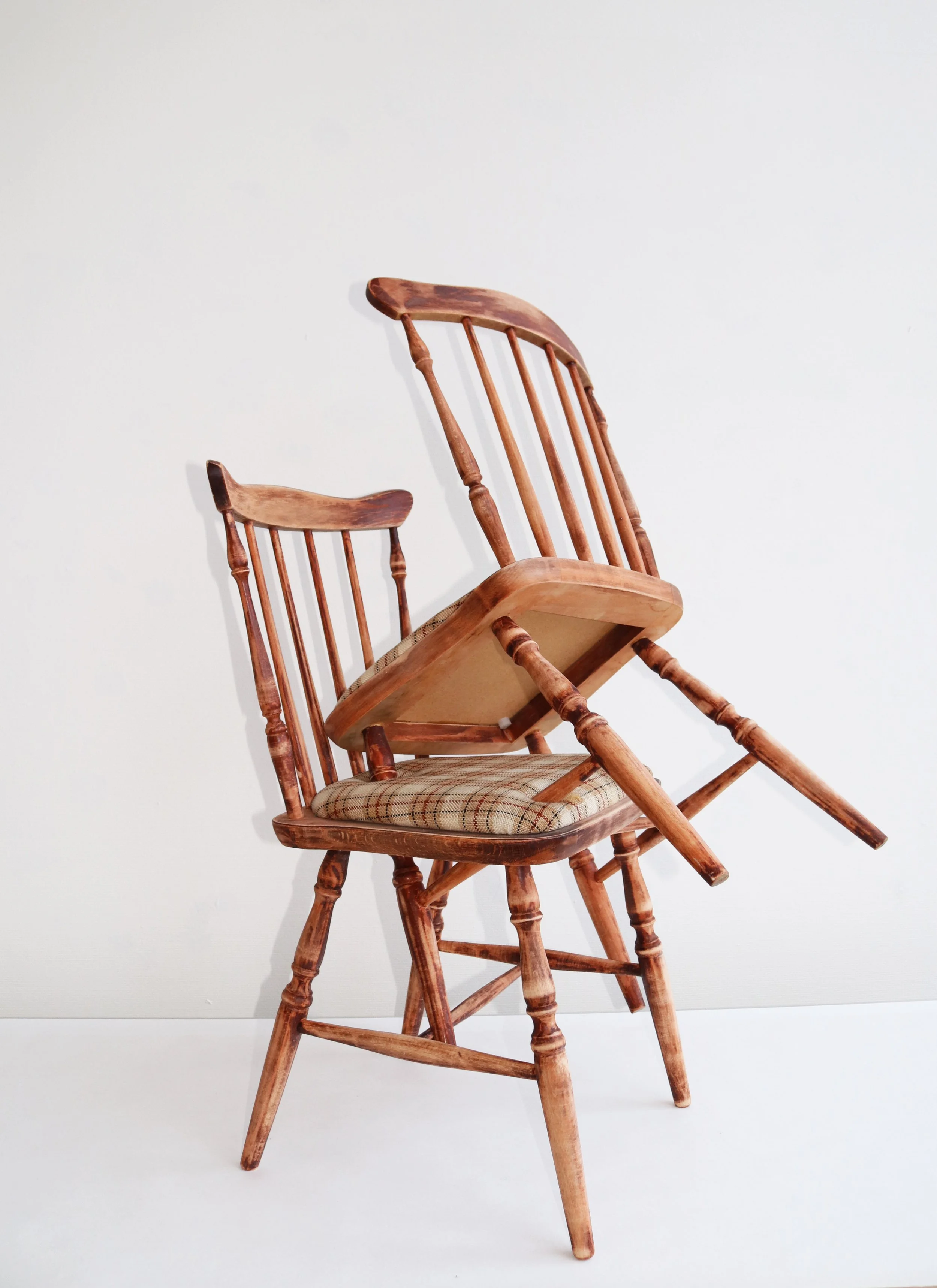 NÅR DEI ER SAMAN SÅ FUNGERER DEI IKKJE SOM DEI SKAL, 2022, skulptur i tre, 
foto: Lillian Karin Bjørdal