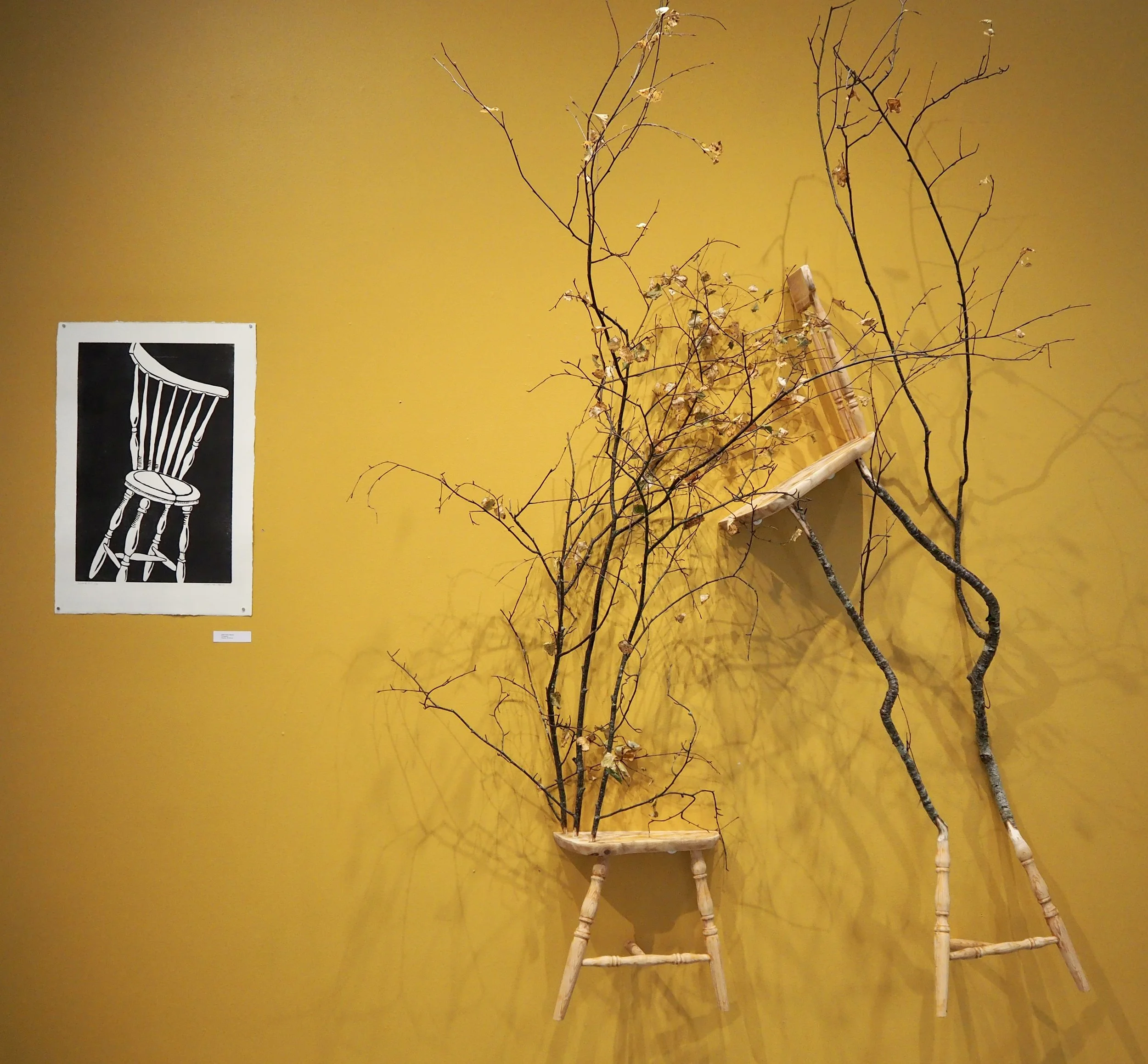 Støtte- skulptur i tre - 2022 Her synt på utstillinga "Fanget i en tittel" på Alnes fyr 2023, foto: Håvard Ketil Sporsheim