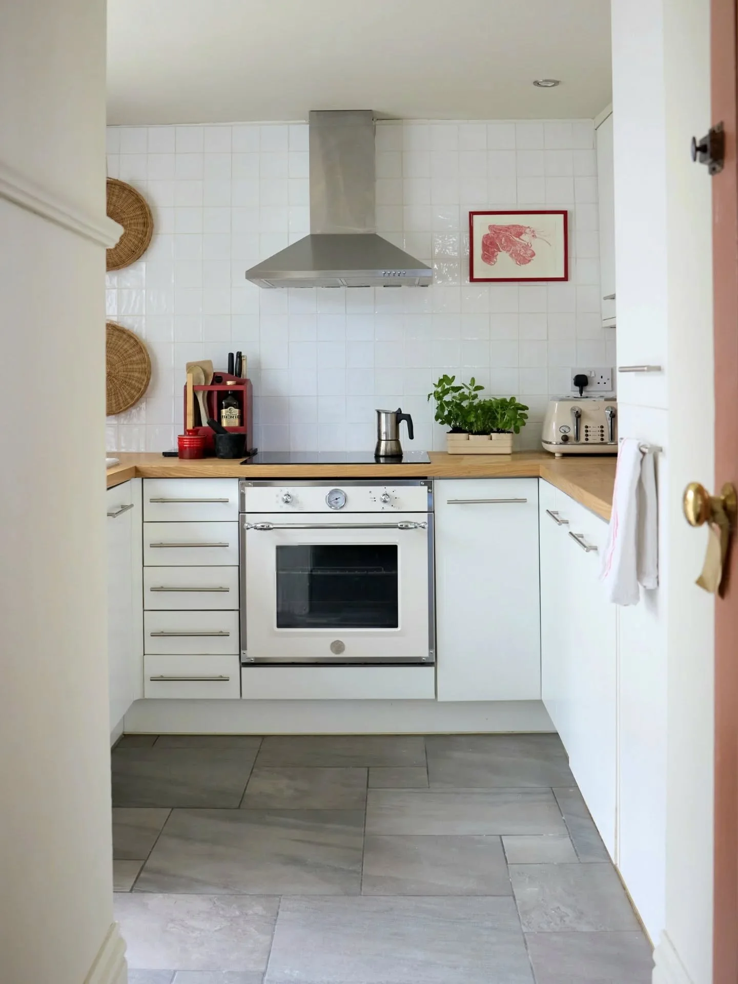 Home cookin' 🍳

SHORT: It&rsquo;s rare for me to do a before-and-after. I&rsquo;m not entirely sure why! But the recent transformation of the kitchen in my own home felt like too good an opportunity to pass up.

LONG: When I picked this lovely wee h