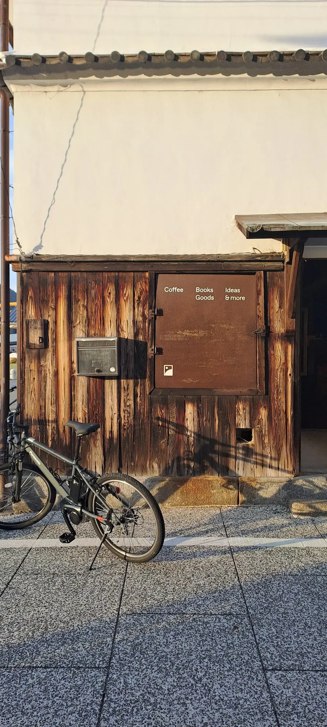 Image of a small coffee an book shop hatch.