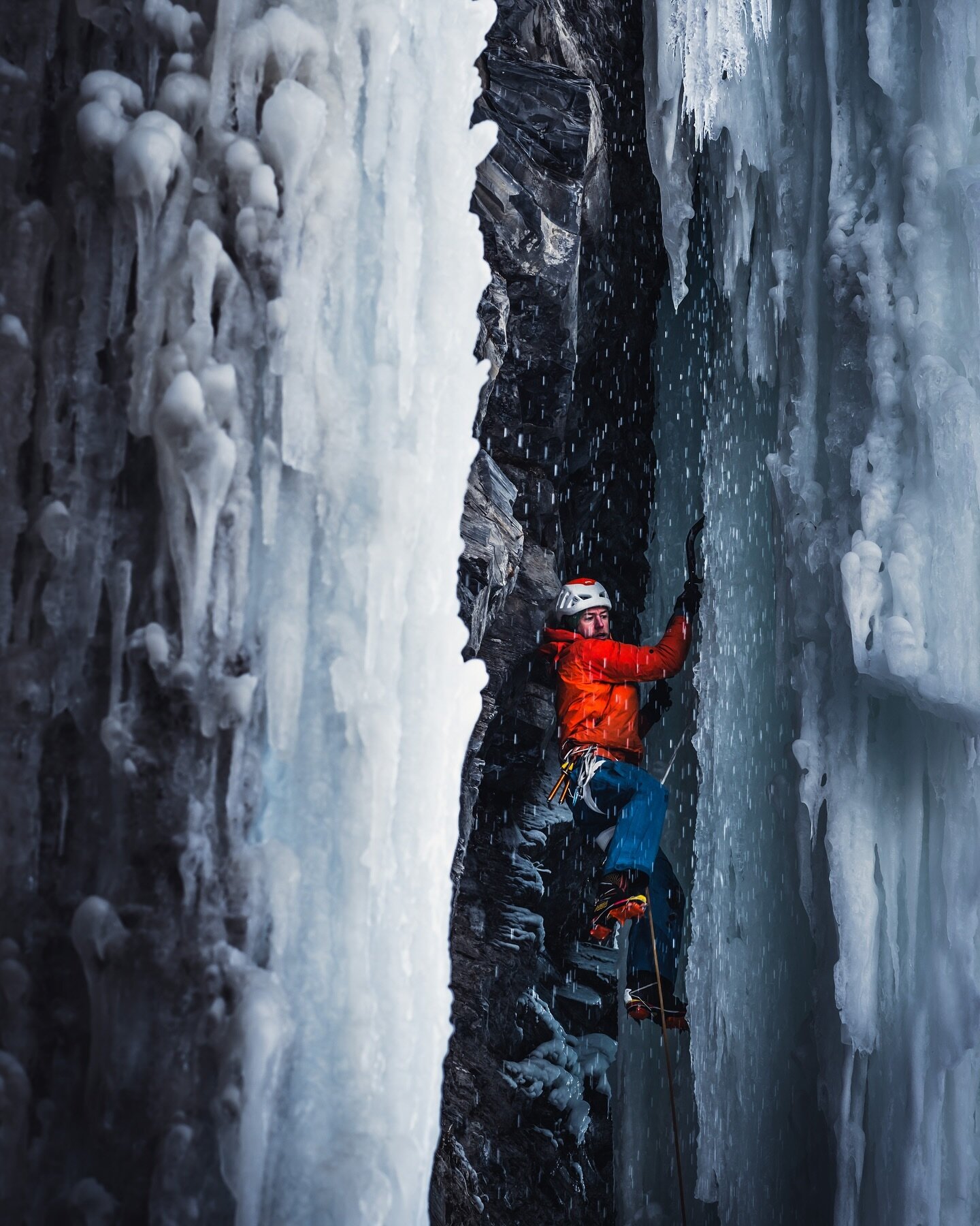 📍Pont Rouge, Qu&eacute;bec 
End of Festiglace 2024, Jonathan is climbing along ice climbing legend Jeff Mercier.
Jeff and Jonathan travelled together from France to attend the festival in Canada, and together they are exploring the world looking for