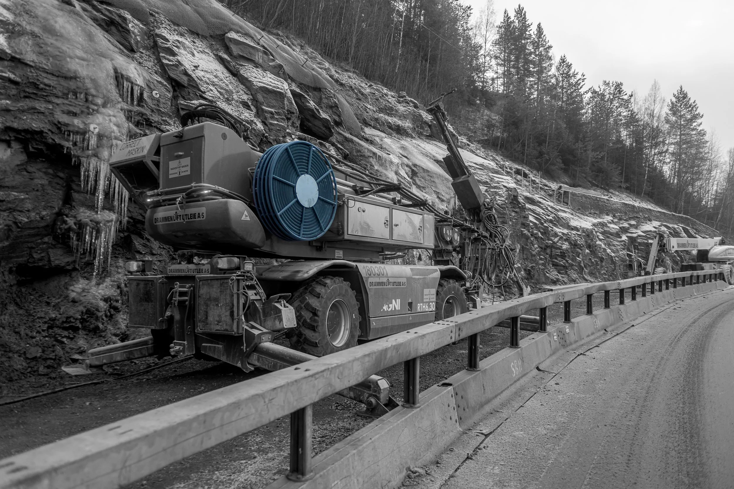 CD4200-Boreapplikasjon-Fjellsikkring-Montabert-Monark-Trygg-Fjellsikkring-Radiostyrt-Borerigg-Elektrisk-Boring-fjell-Sikkre-fjell-HPU-Kompressor-Kabeltrommel-Telesckoptruck-Kran-Correct-Maskin