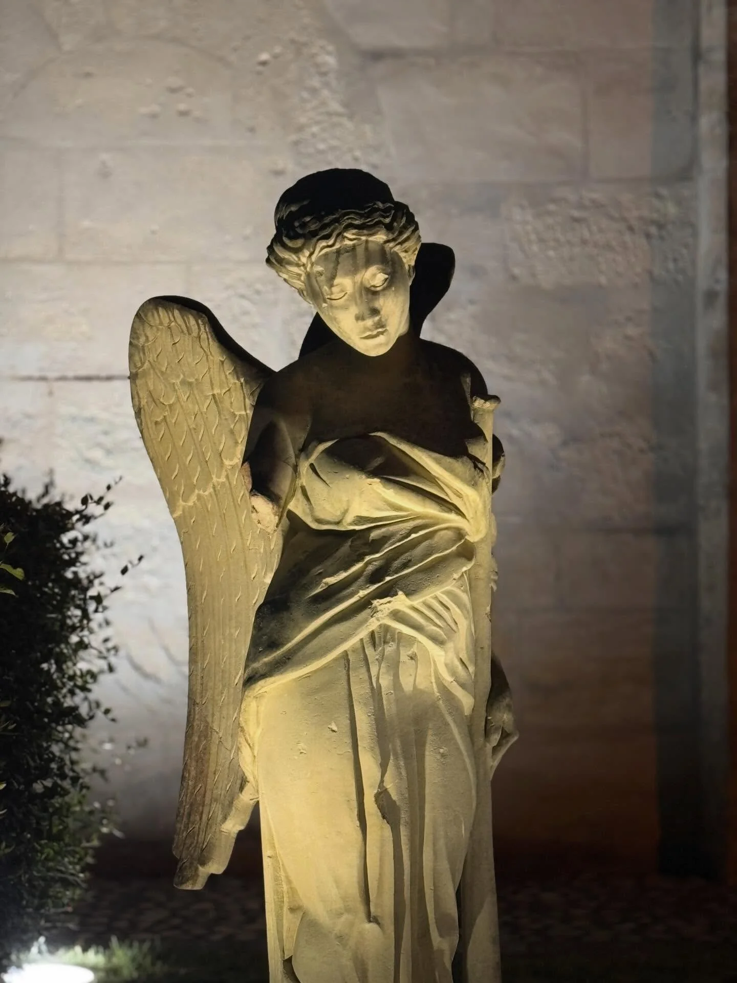 Et au d&eacute;tour d&rsquo;un chemin, tomber sur un ange. Il y a toujours pr&egrave;s de nous un alli&eacute; de lumi&egrave;re et d&rsquo;amour qui veille sur nous, nous insuffle un moment de paix, de r&eacute;confort, de gr&acirc;ce. M&ecirc;me lo