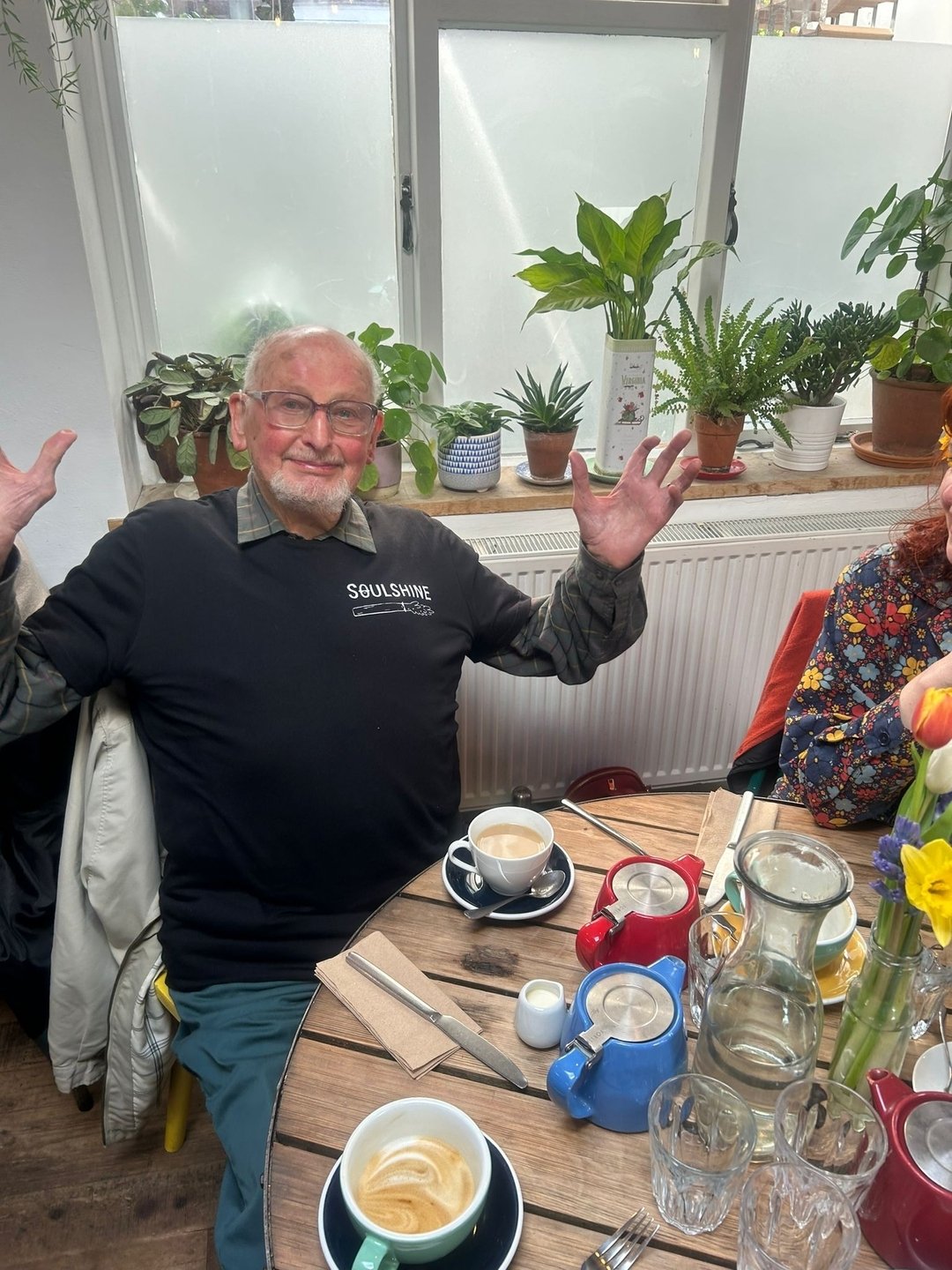 Morning Bridport!

Say hi to Mo 👋 one of our favourite customers. He drinks earl grey with an extra hot water and is also a proud new owner of one of our Soulshine t-shirts. 

Get yours via the Shop page on our site.
.
.
. 
#bridport #visitbridport 