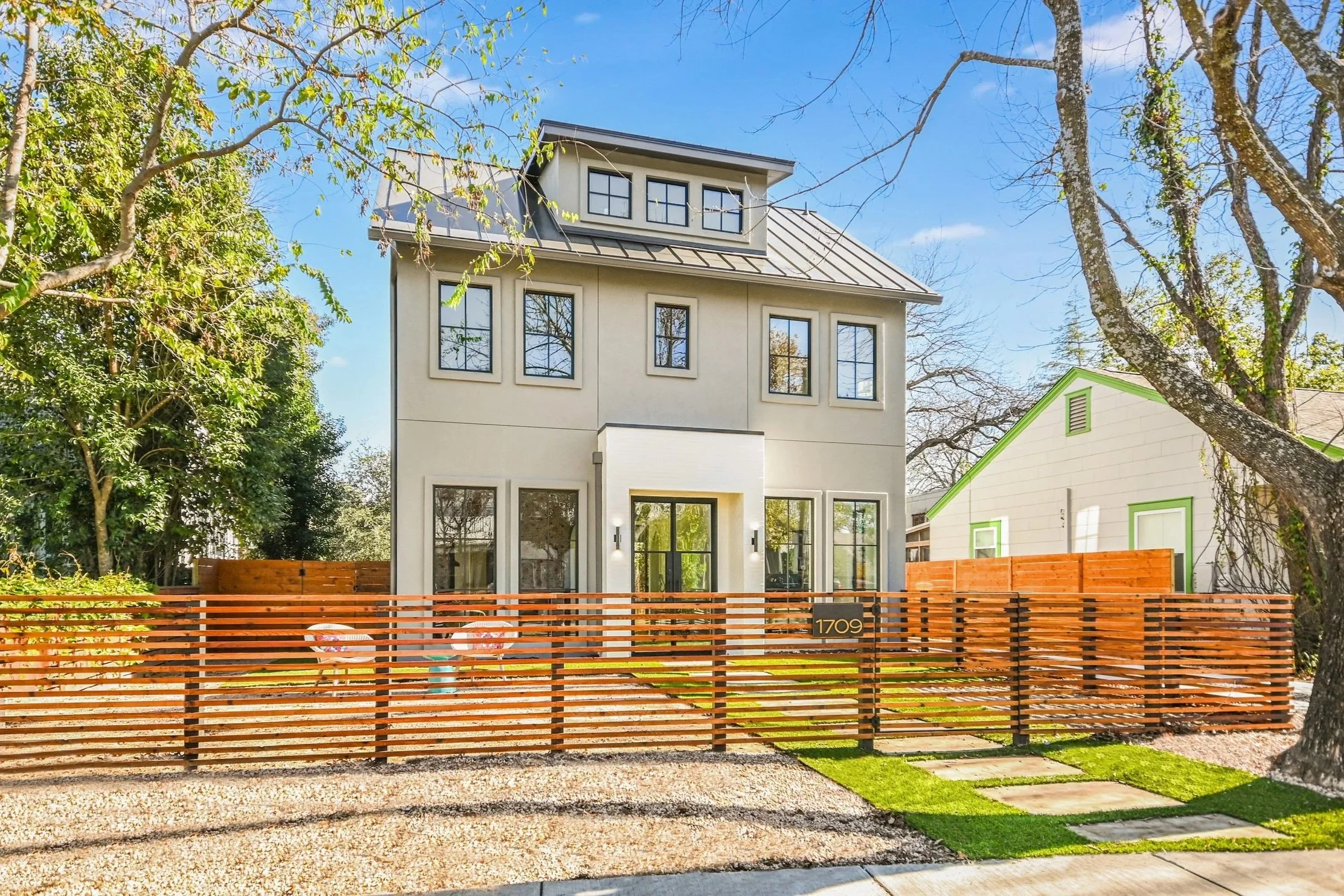  BRIAR RESIDENCE 