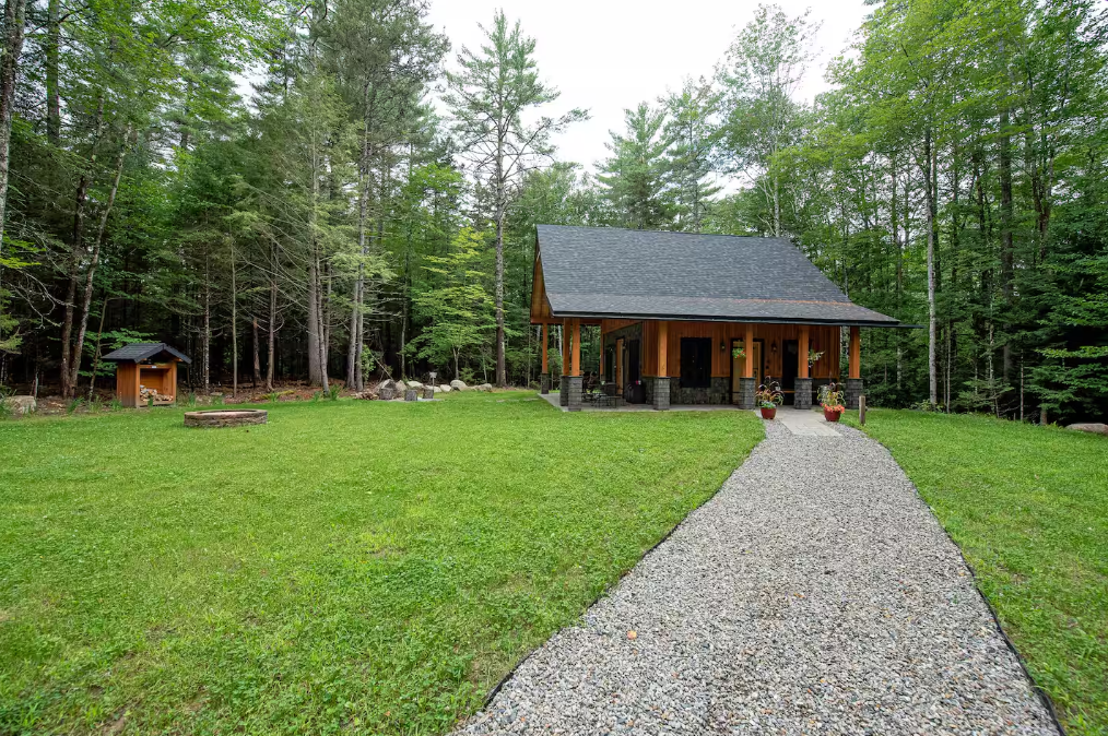 yard and patio of new hampshire airbnb