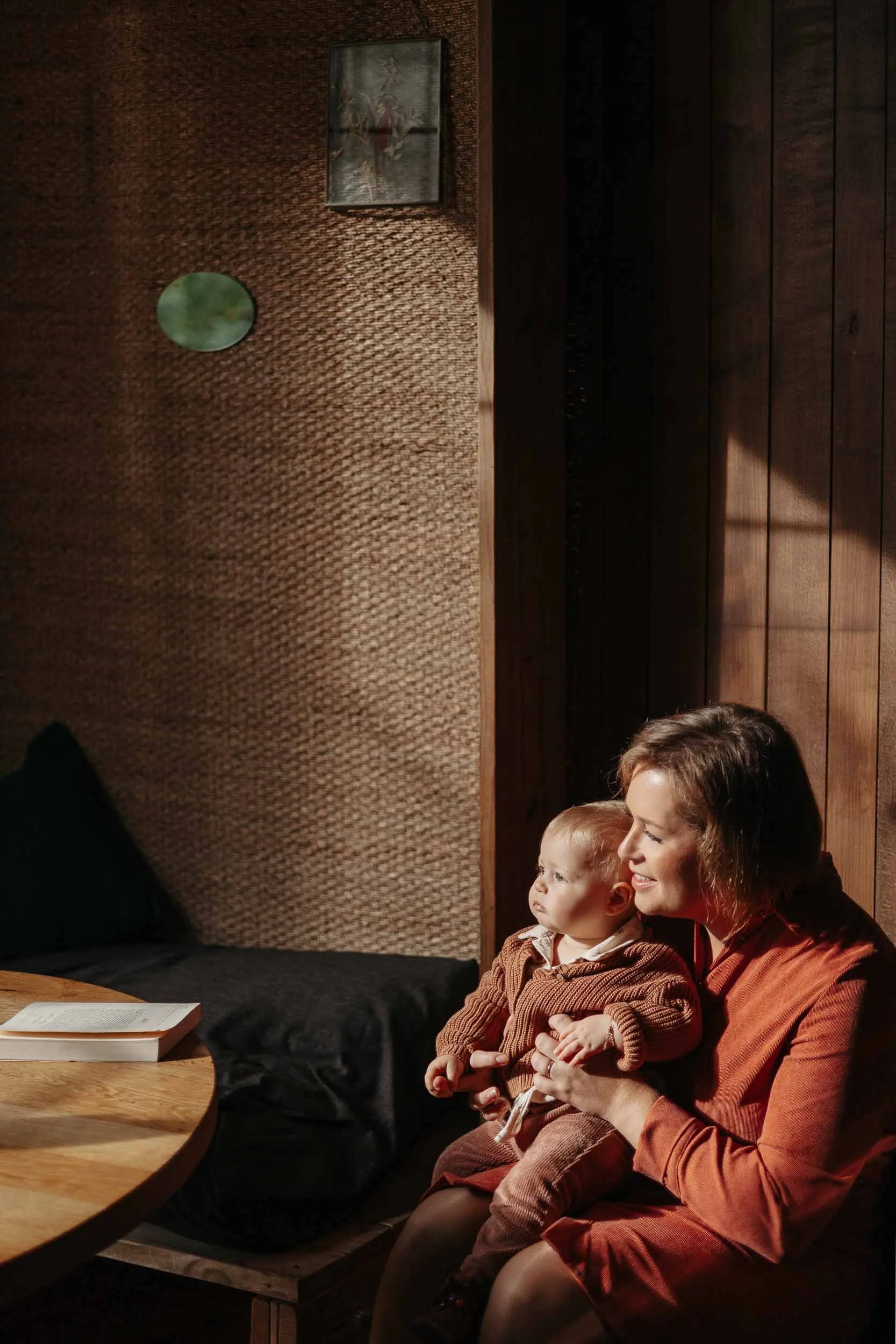 Mama en kindje in een cabin in Warredal waar de zon mooi invalt