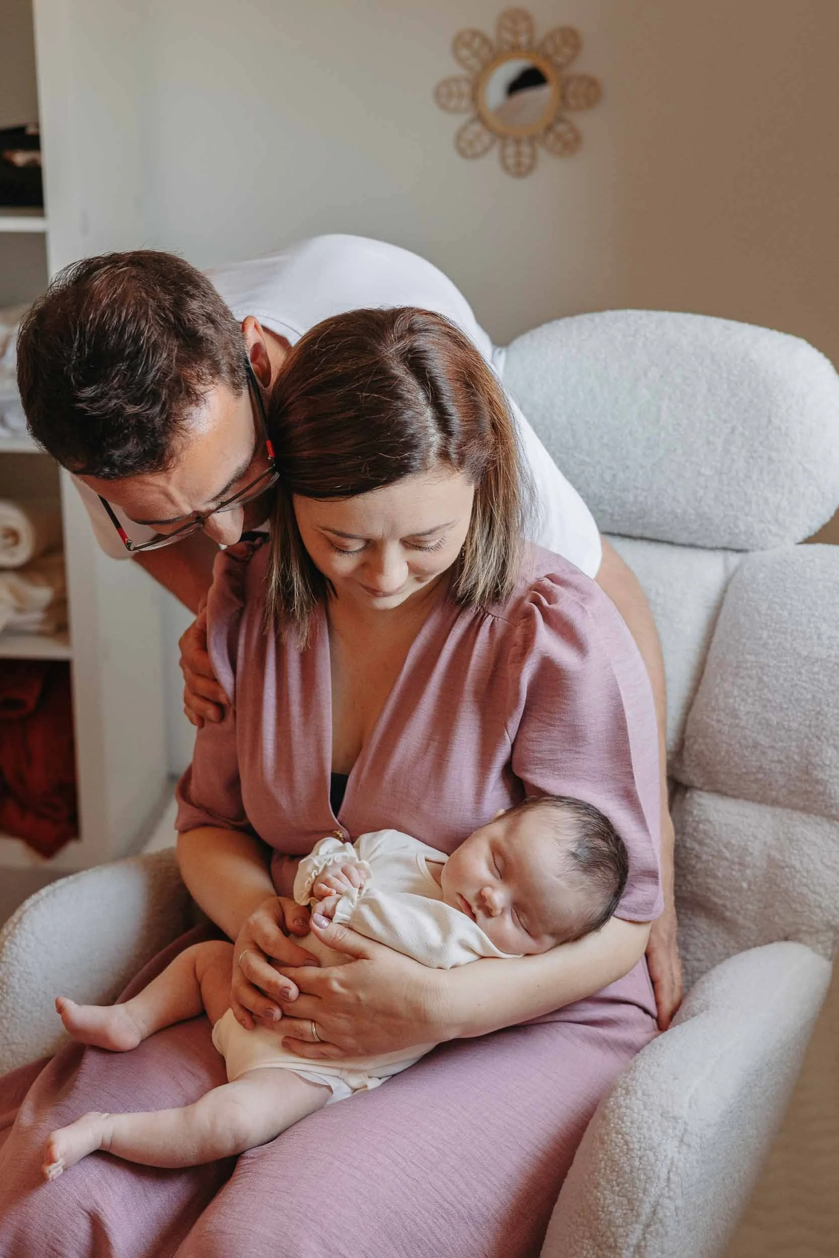 Newbornshoot aan huis met een peuter: eerlijk verhaal van een newbornfotograaf uit Limburg