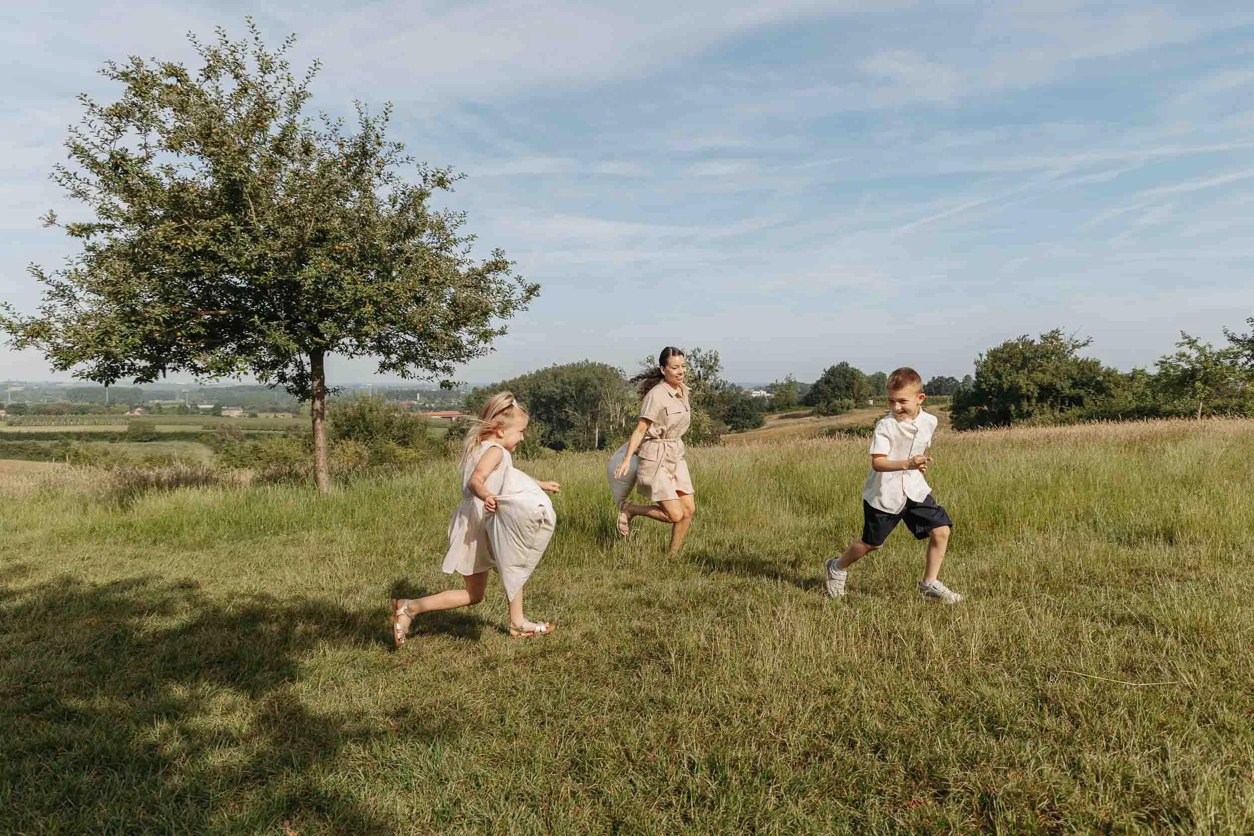 Spelen in de buurt van het doorkijkkerkje in Borgloon