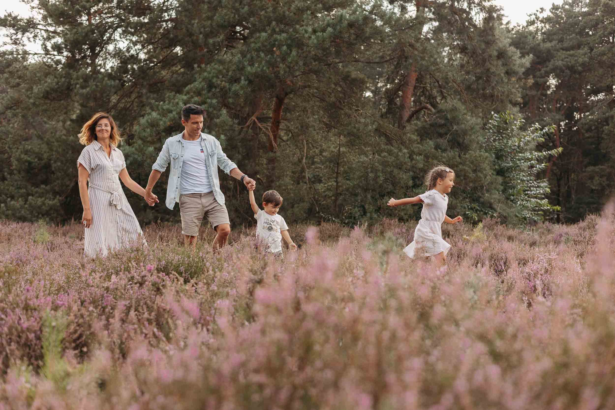met het gezin op wandel in de heide
