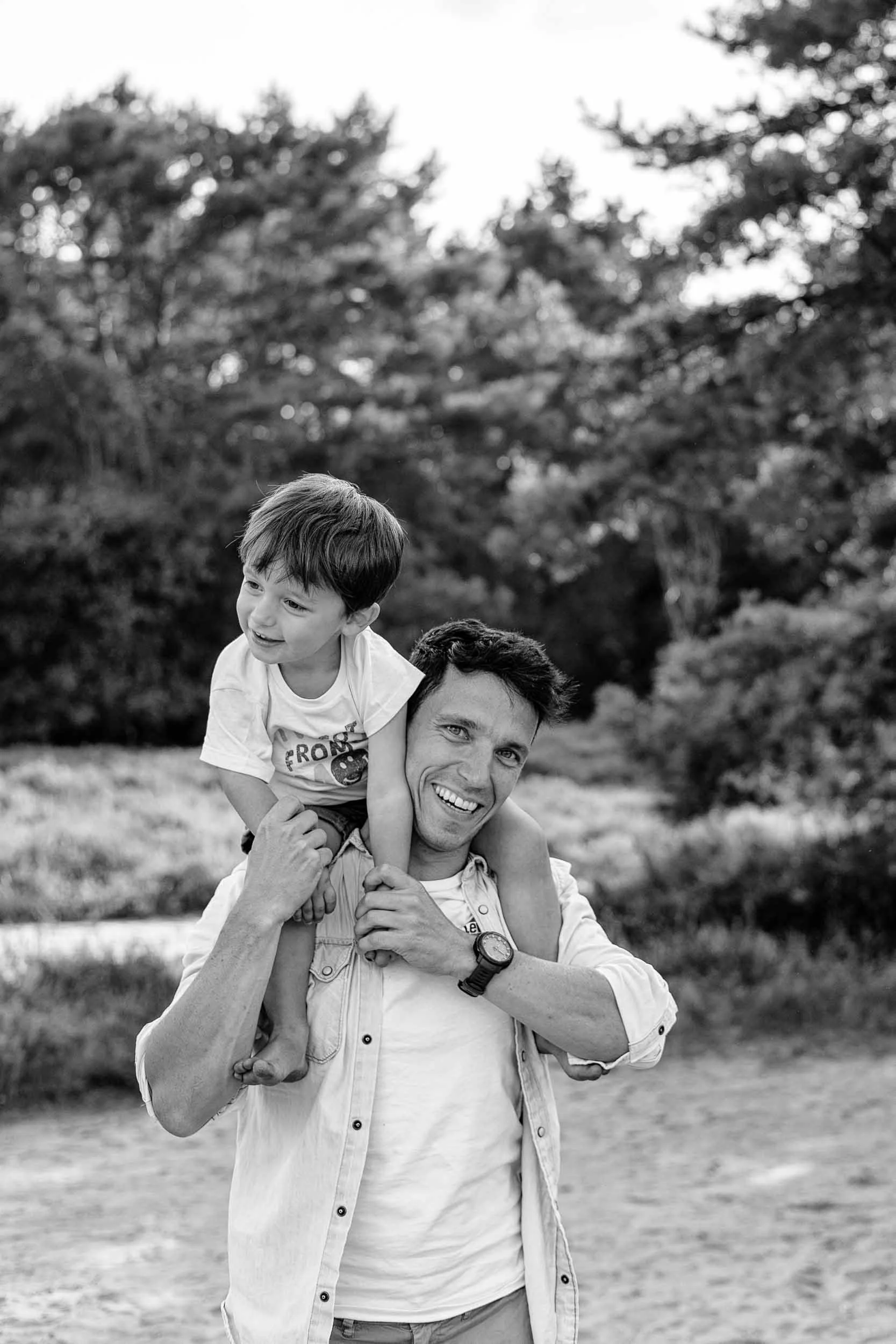 Zwart wit beeld van papa en zoon op de heide