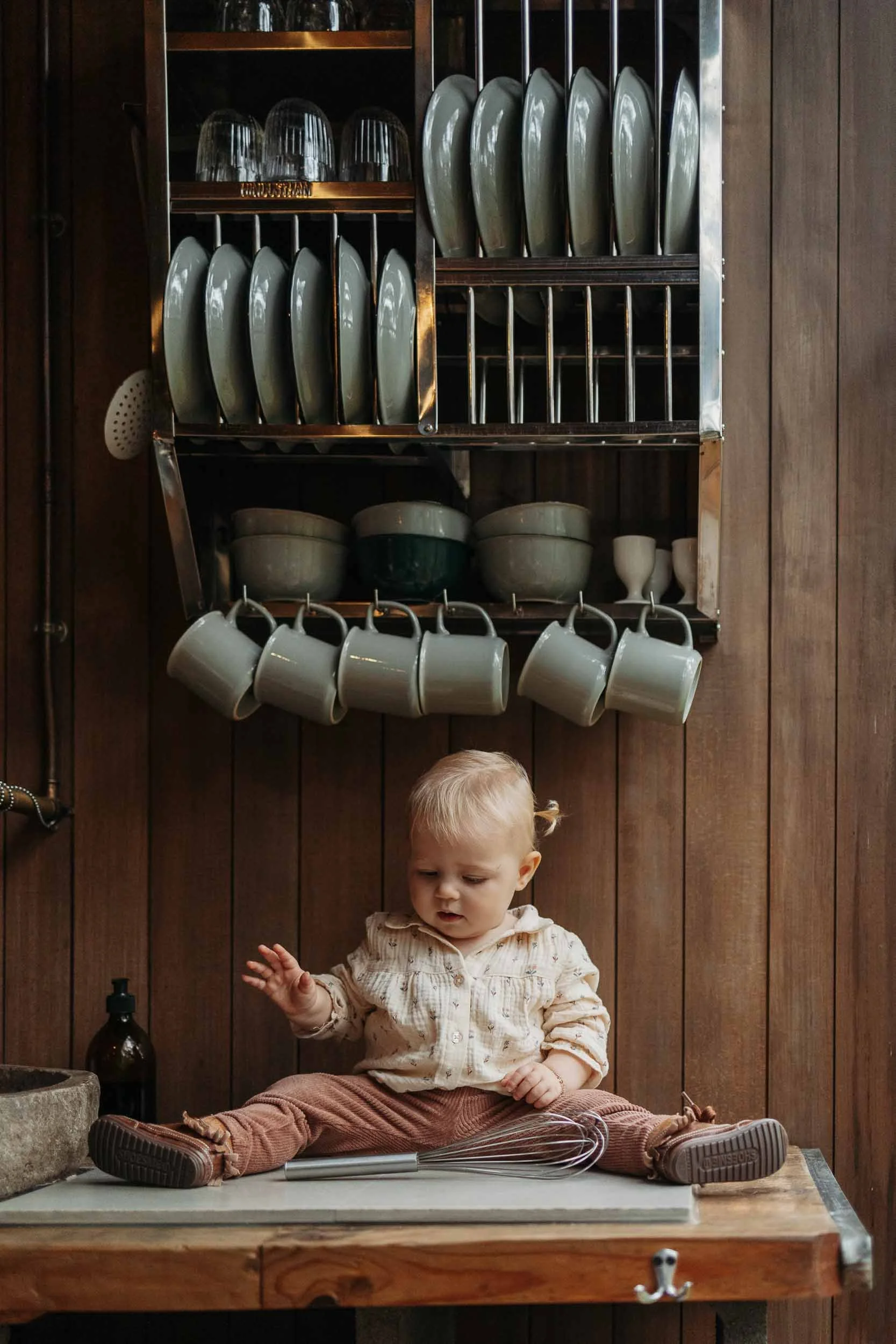 Kindje op het keukenblad in een cabin in Warredal