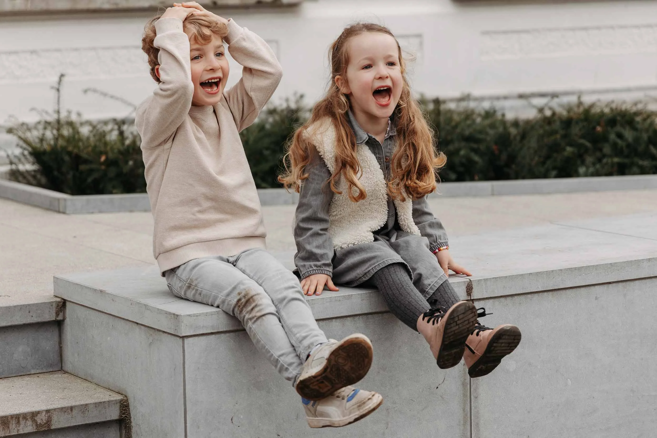 Broertje en zusje die plezier hebben