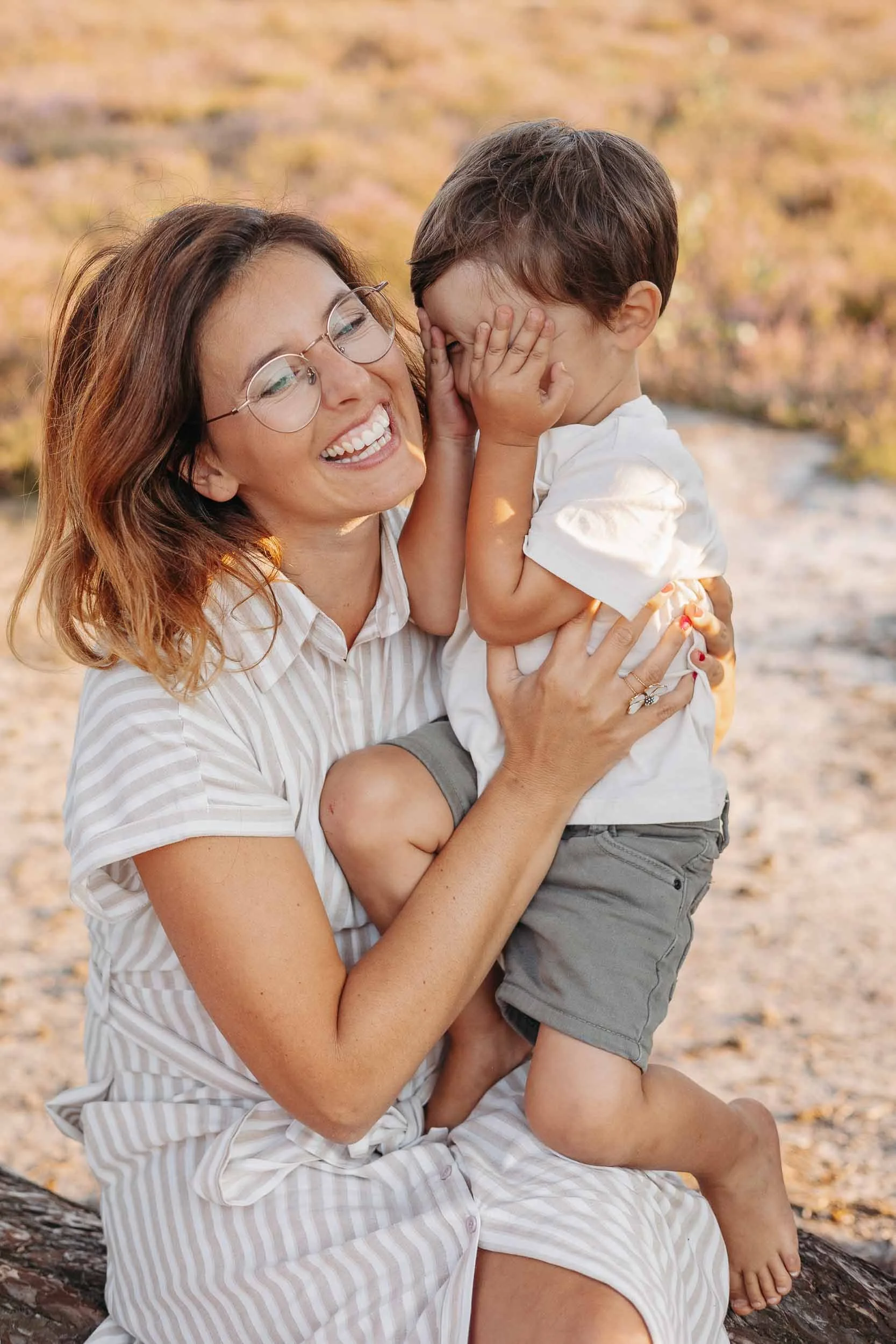 Mama met zoontje die zijn handen net voor zijn ogen houdt