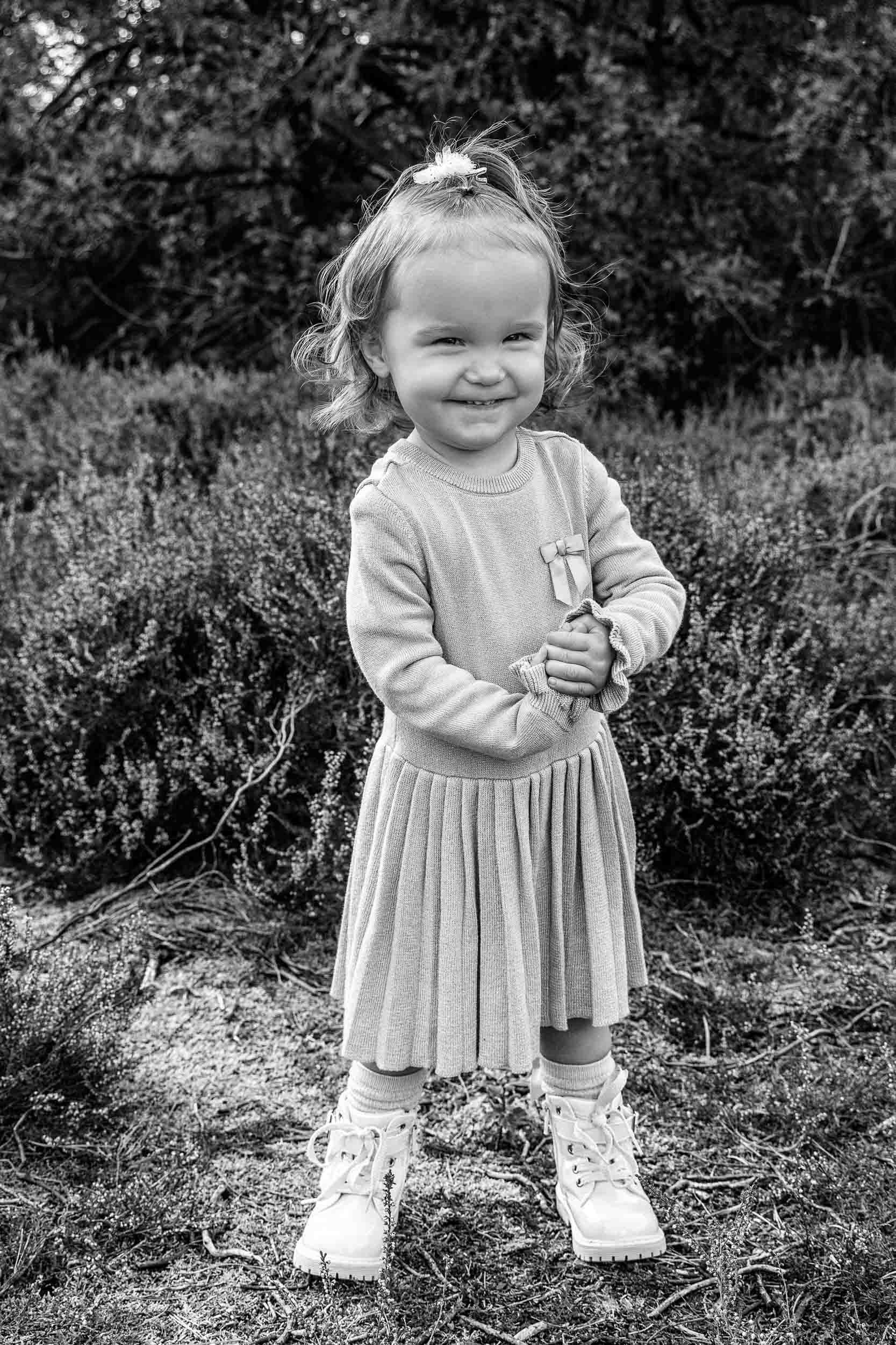 Zwart-wit portret van een meisje op de heide