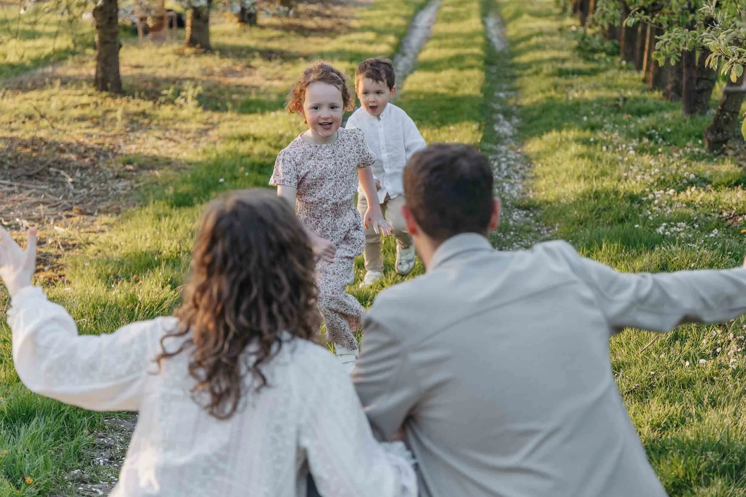 Kindjes rennen naar mama en papa