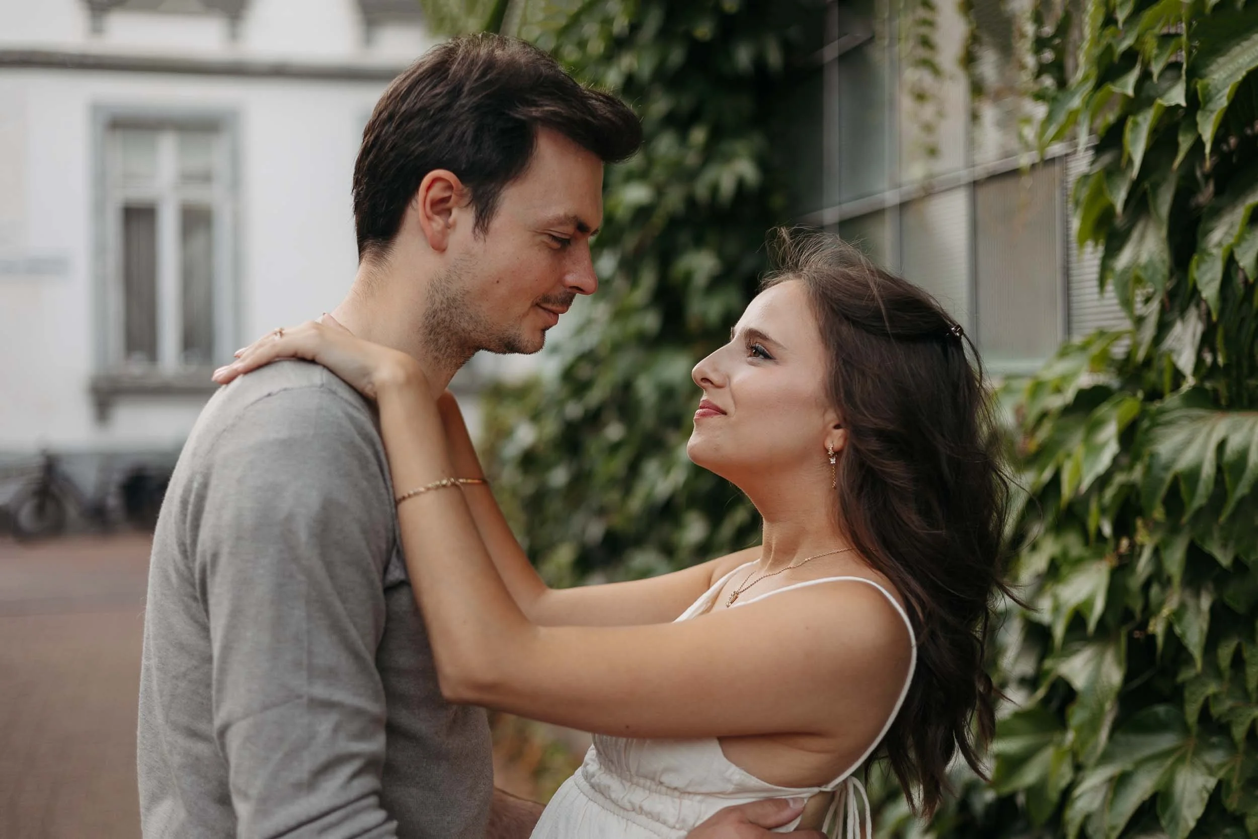 Koppel aan Plooy Yoga in Hasselt tijdens een cityshoot.