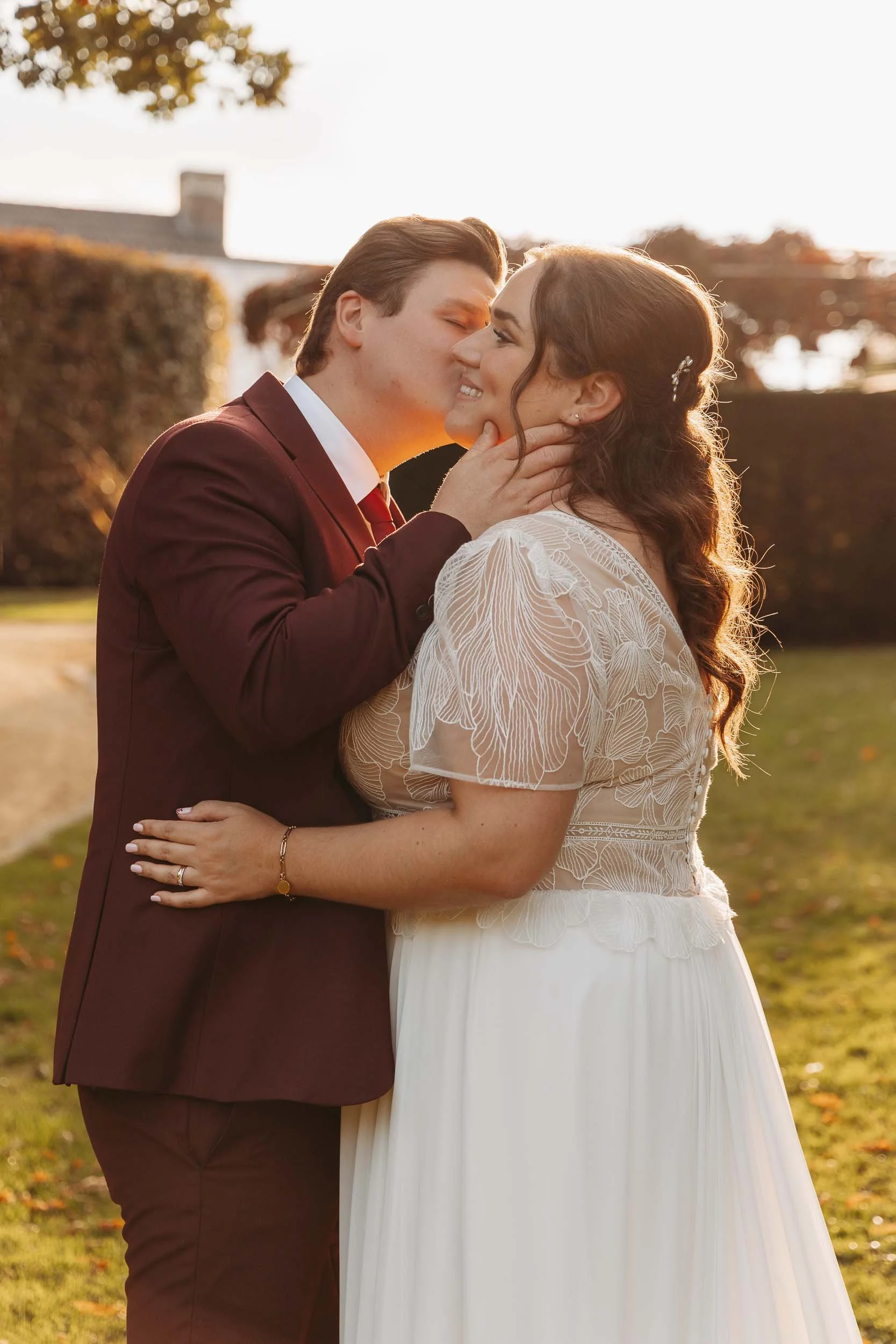 Golden hour en een pasgetrouwd koppel geniet even van een momentje tussen hen twee.