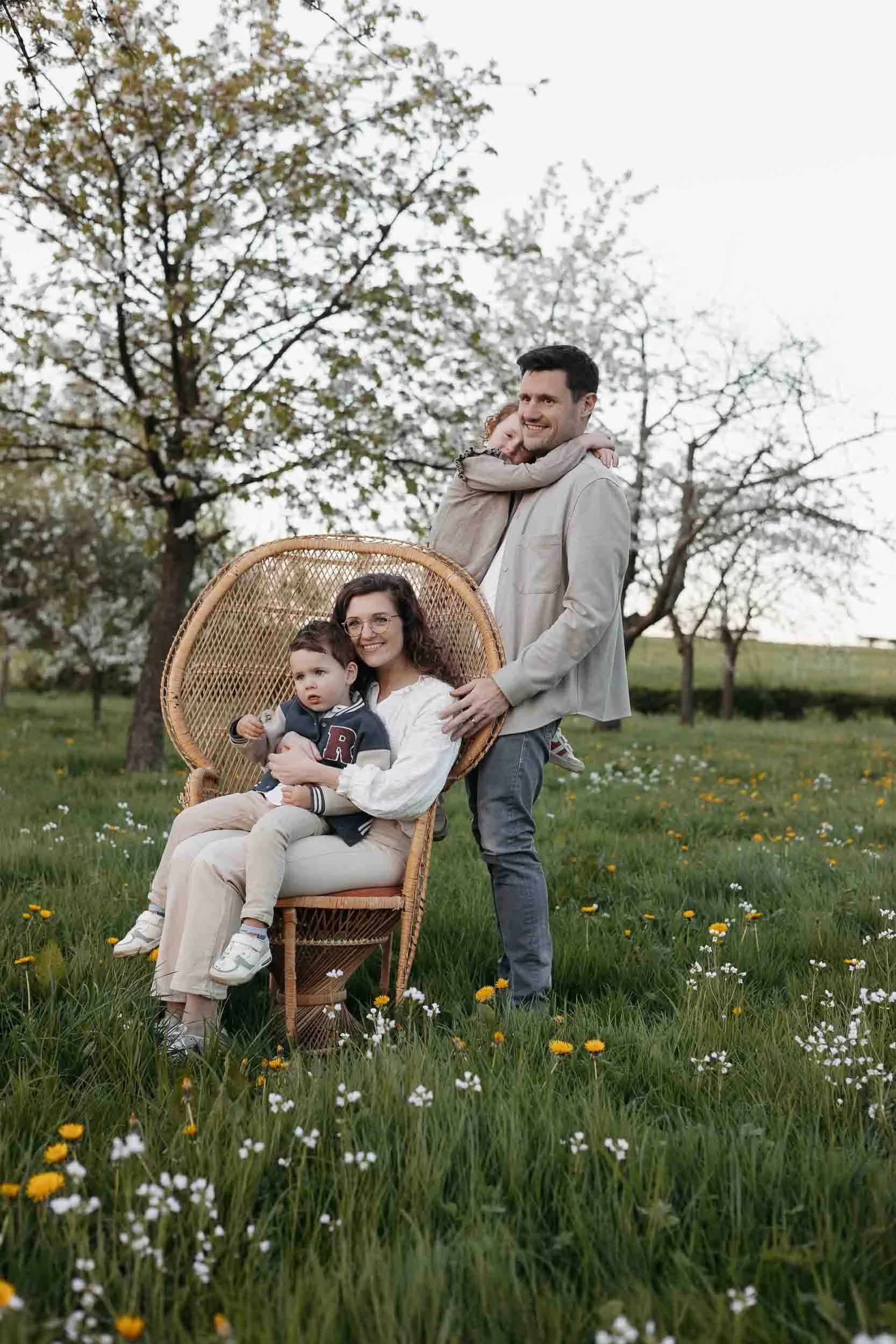 Gezinsfoto op een weide