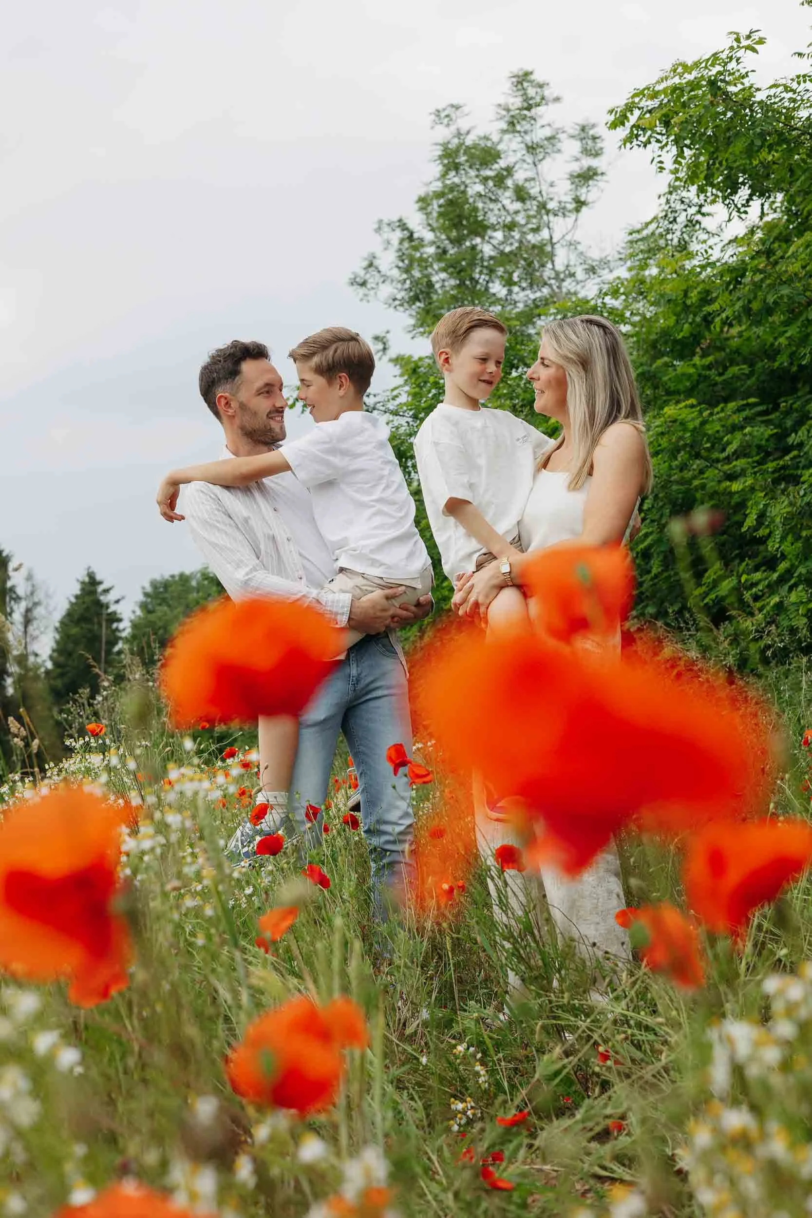 Gezin in een klaprozenveld