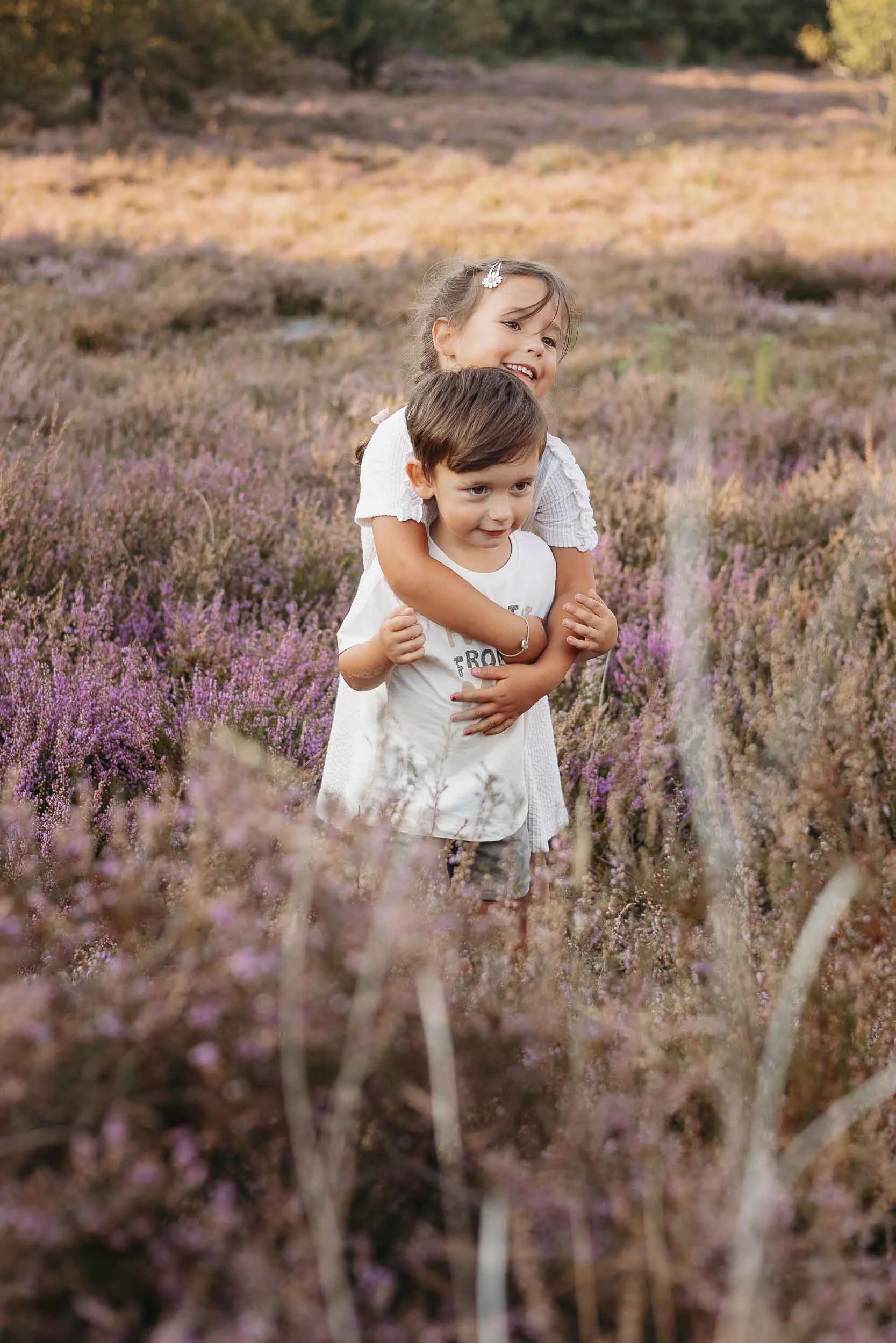 Broer en zus op de heide