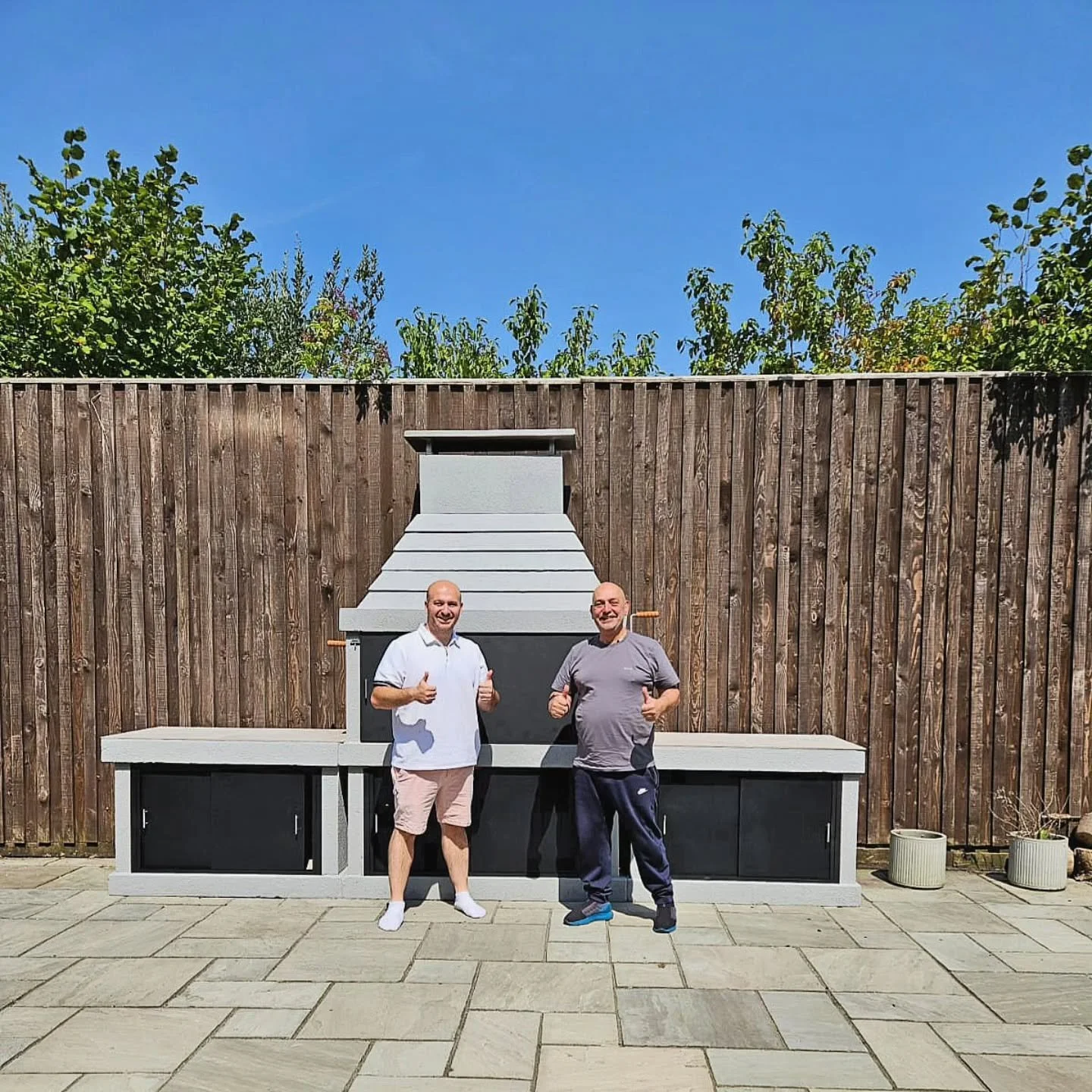 🚚🏡 Aaron&rsquo;s moving day essentials:
✔ Keys to the new house
✔ Boxes of stuff
✔ One abandoned Parrilla in the garden that hadn&rsquo;t seen action in years screaming &ldquo;fix me!&rdquo; 🔥

We rolled up like BBQ paramedics &ndash; paintbrushes
