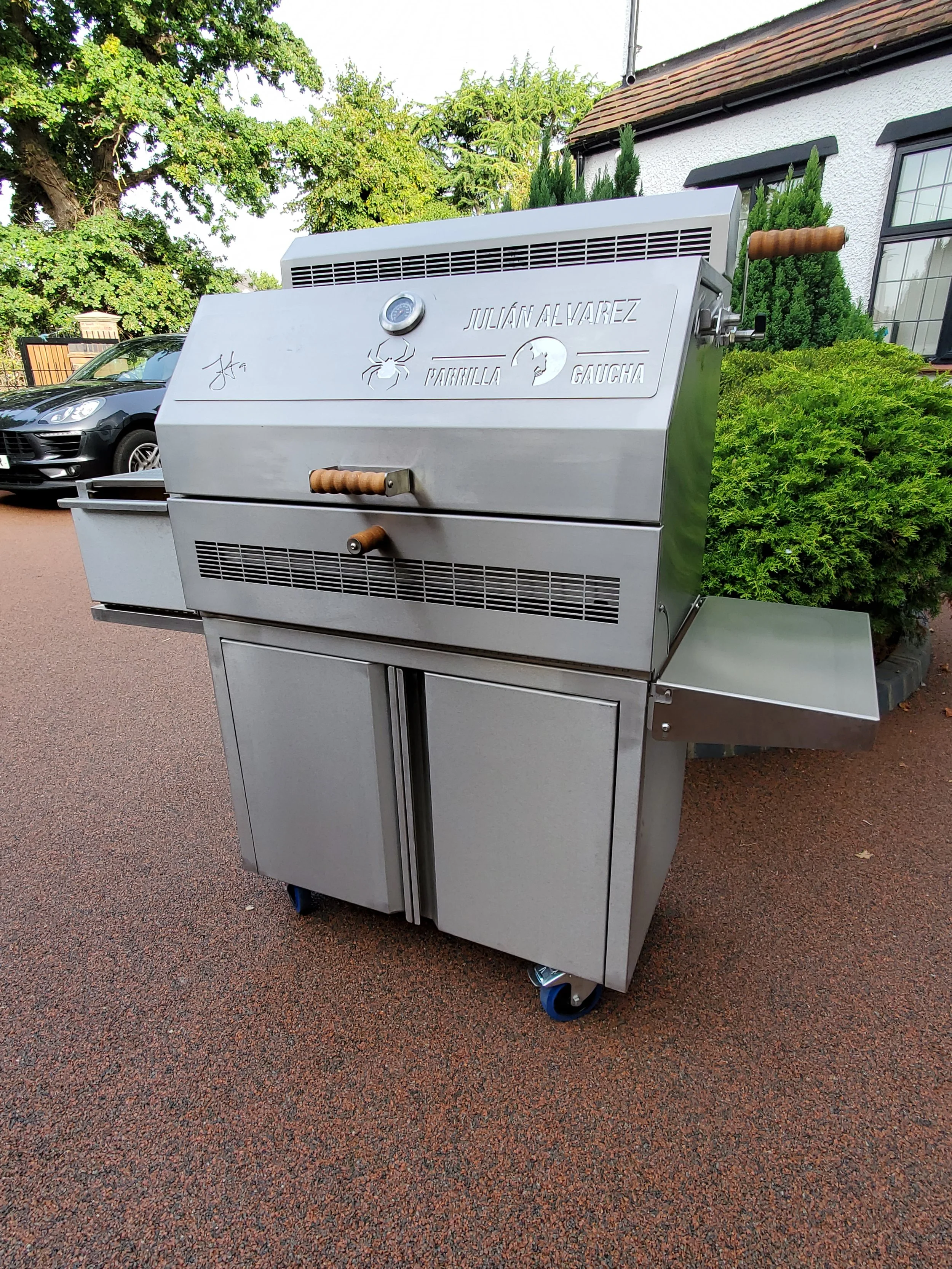 Juán Alvarez Parkilla . Stainless steel Argentine grill with side brasero (firebox)