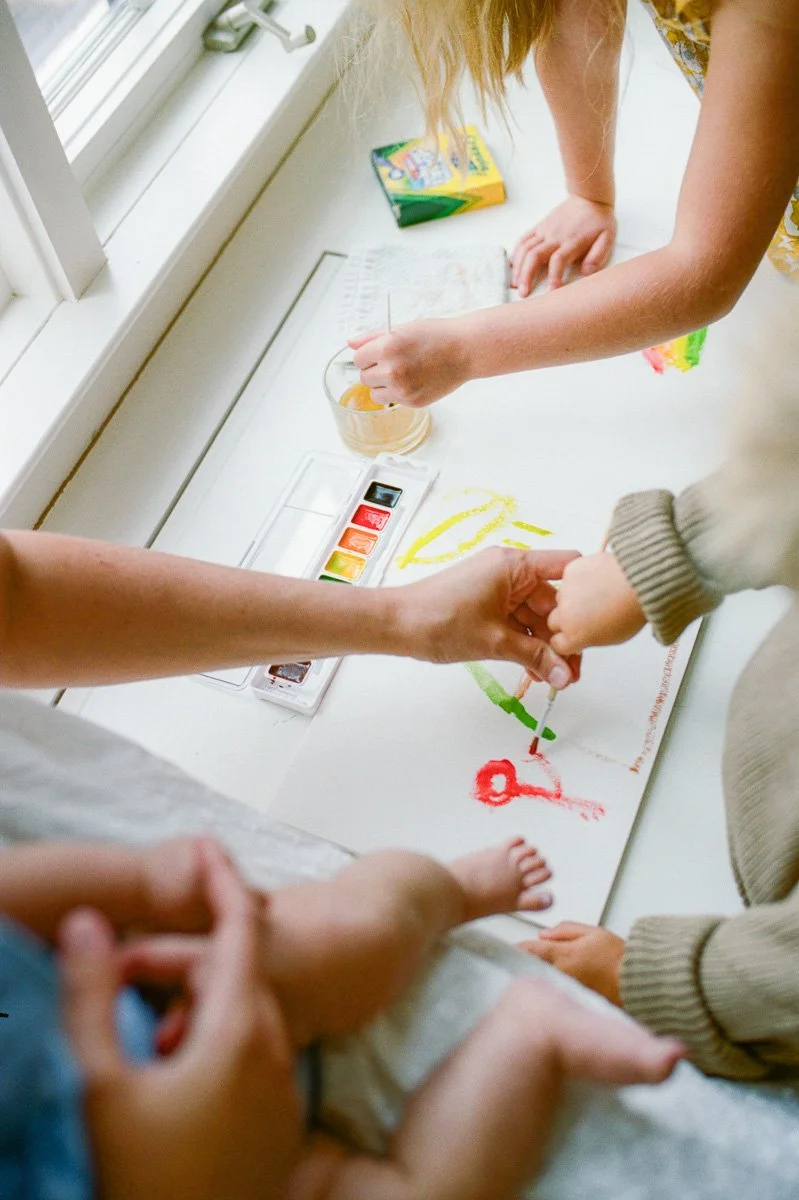 candid-in-home-session-watercolor-painting-with-children-greensboro