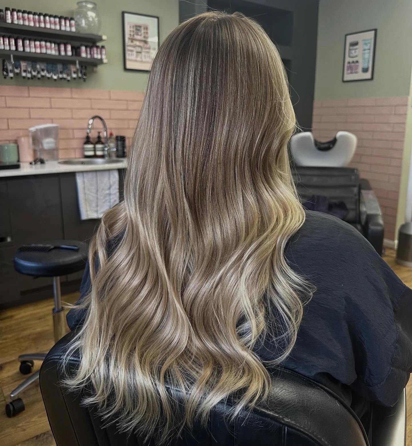 Still can&rsquo;t get over this blonde transformation from June 🤍

So proud of the growth we&rsquo;ve had this year 🤍
I&rsquo;ve invested lots of time into education, learning new techniques and always learning from such talent in our amazing indus