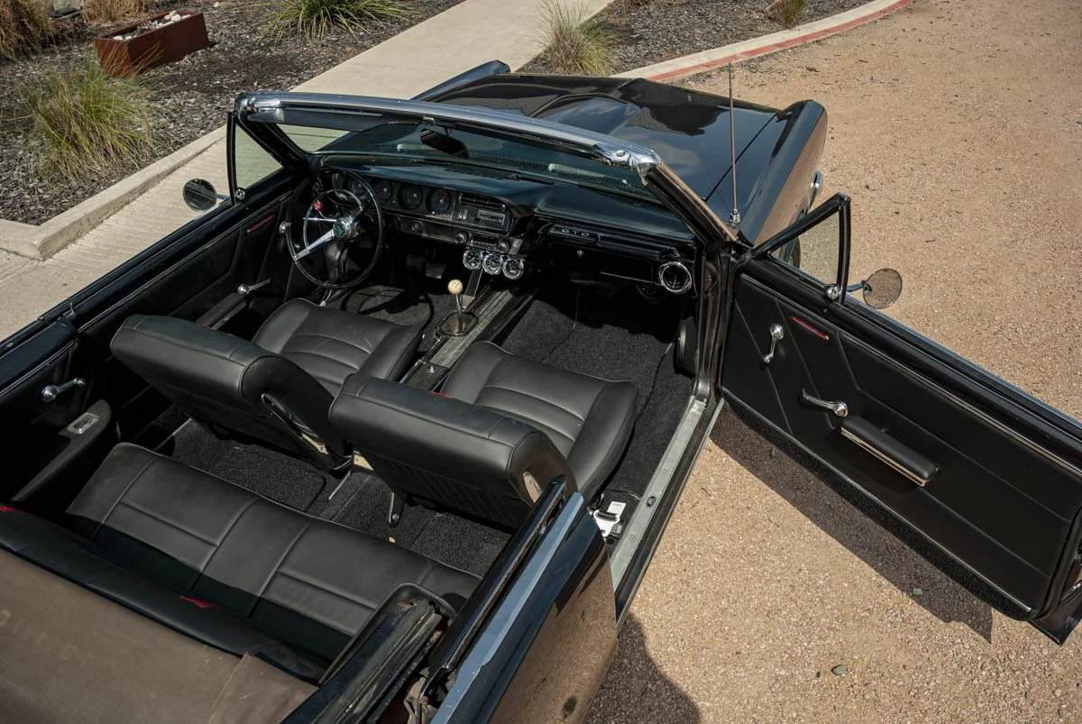 Vintage chauffeur-driven classic car available for rental in Buda–Kyle, Texas