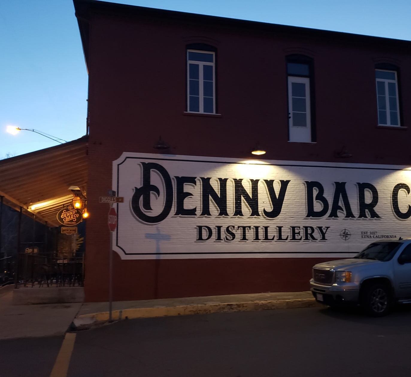 Whiskey, gin, vodka&hellip;all the good kinds of bad news that lead to late nights and good stories. Wash it down with apps and entr&eacute;es that make your mouth water. 🥃🍕

@dennybarcompany #craftetna #dennybarcompany #distillery #eatlocal #pubfo