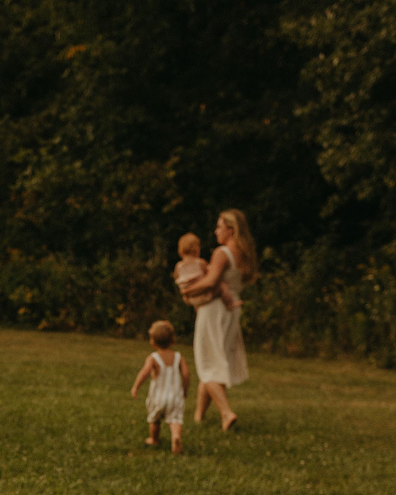 My motherhood mini sessions were supposed to be this weekend but they got postponed because Michigans unpredictable weather🌧️ &amp; man, i was so freaking excited so here&rsquo;s a favorite picture from a family session last fall, it just feels so n