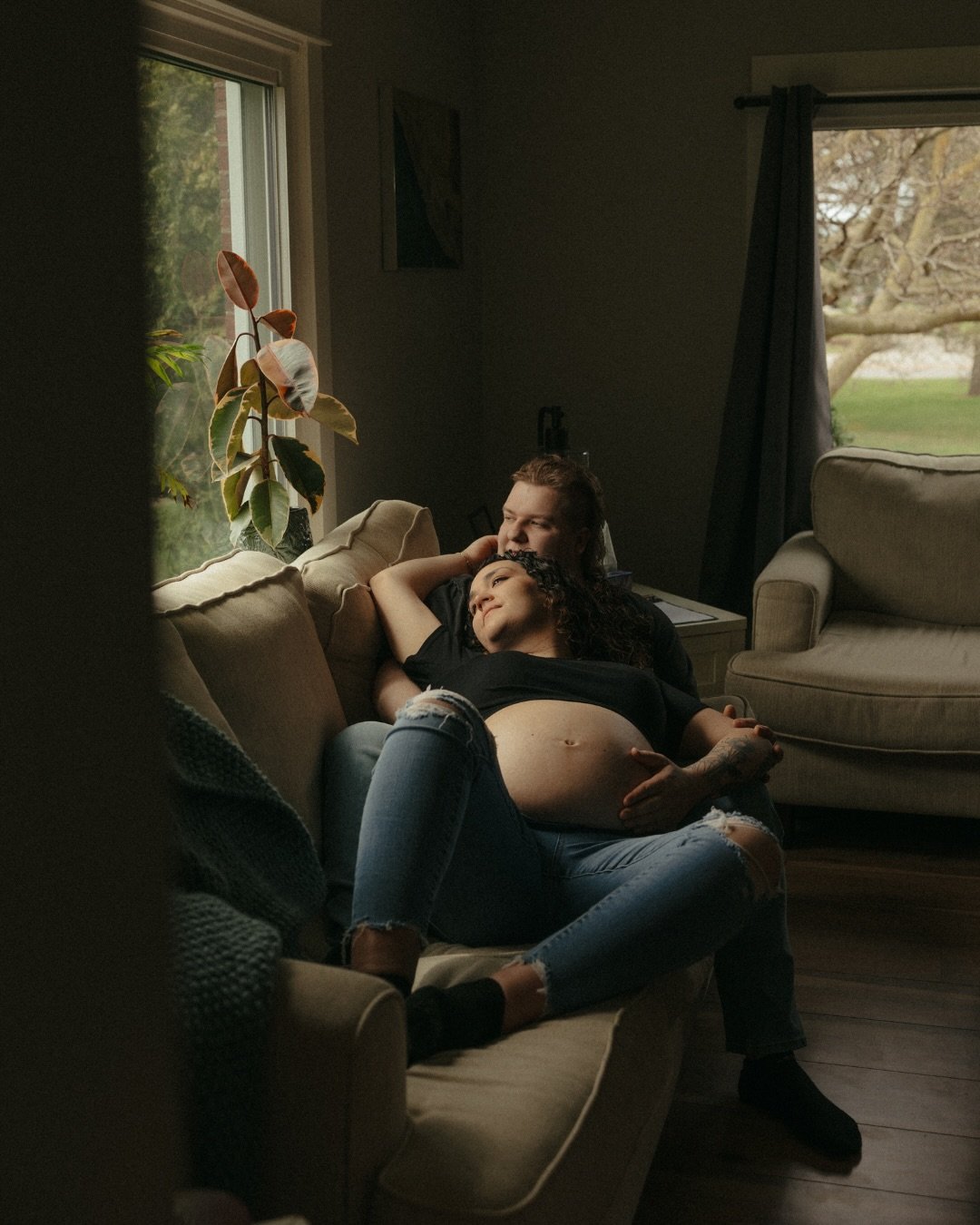 The most beautiful in home maternity session for Sara &amp; Tommy 💞🥲