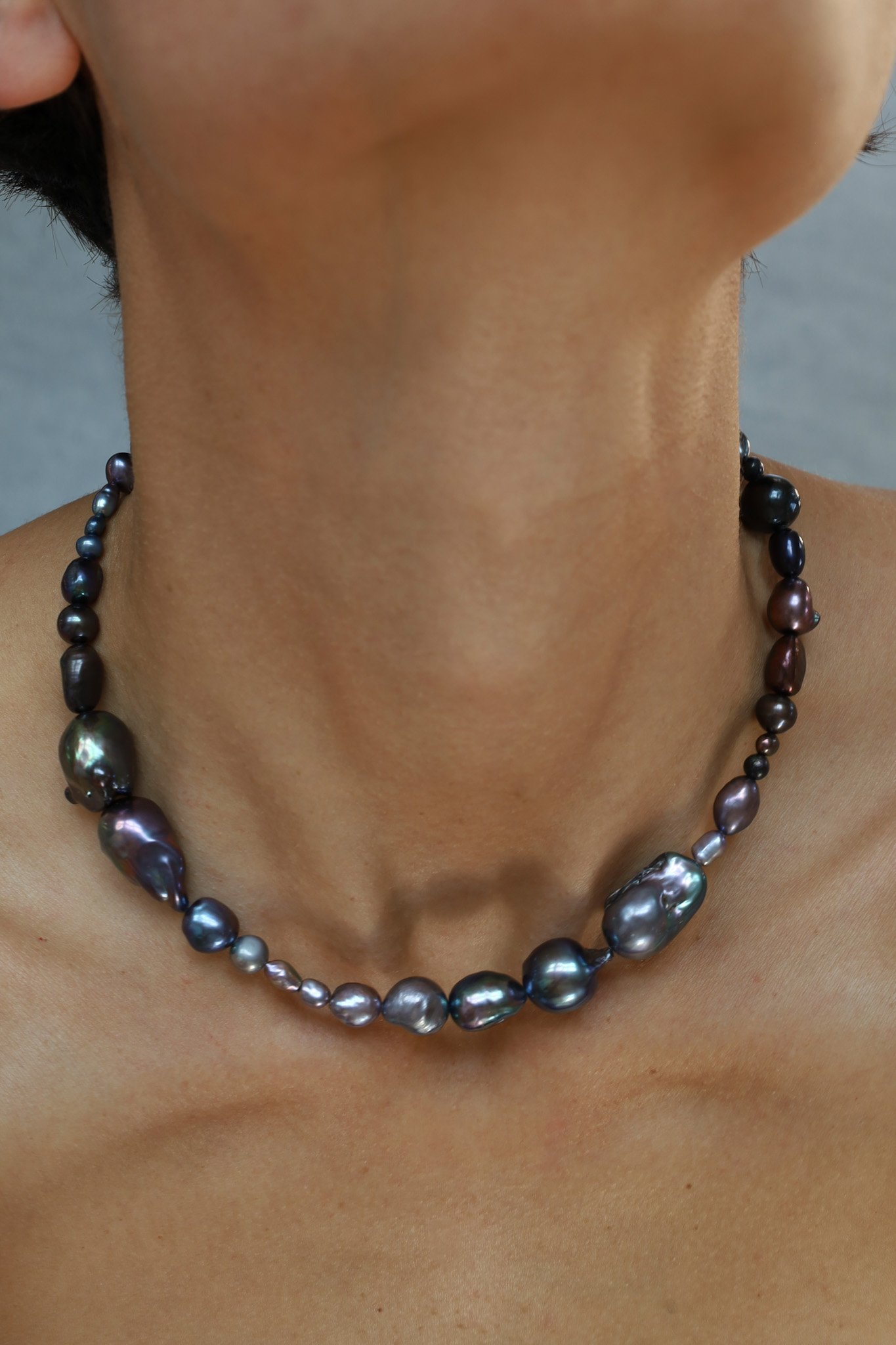 Black chunky pearl necklaces