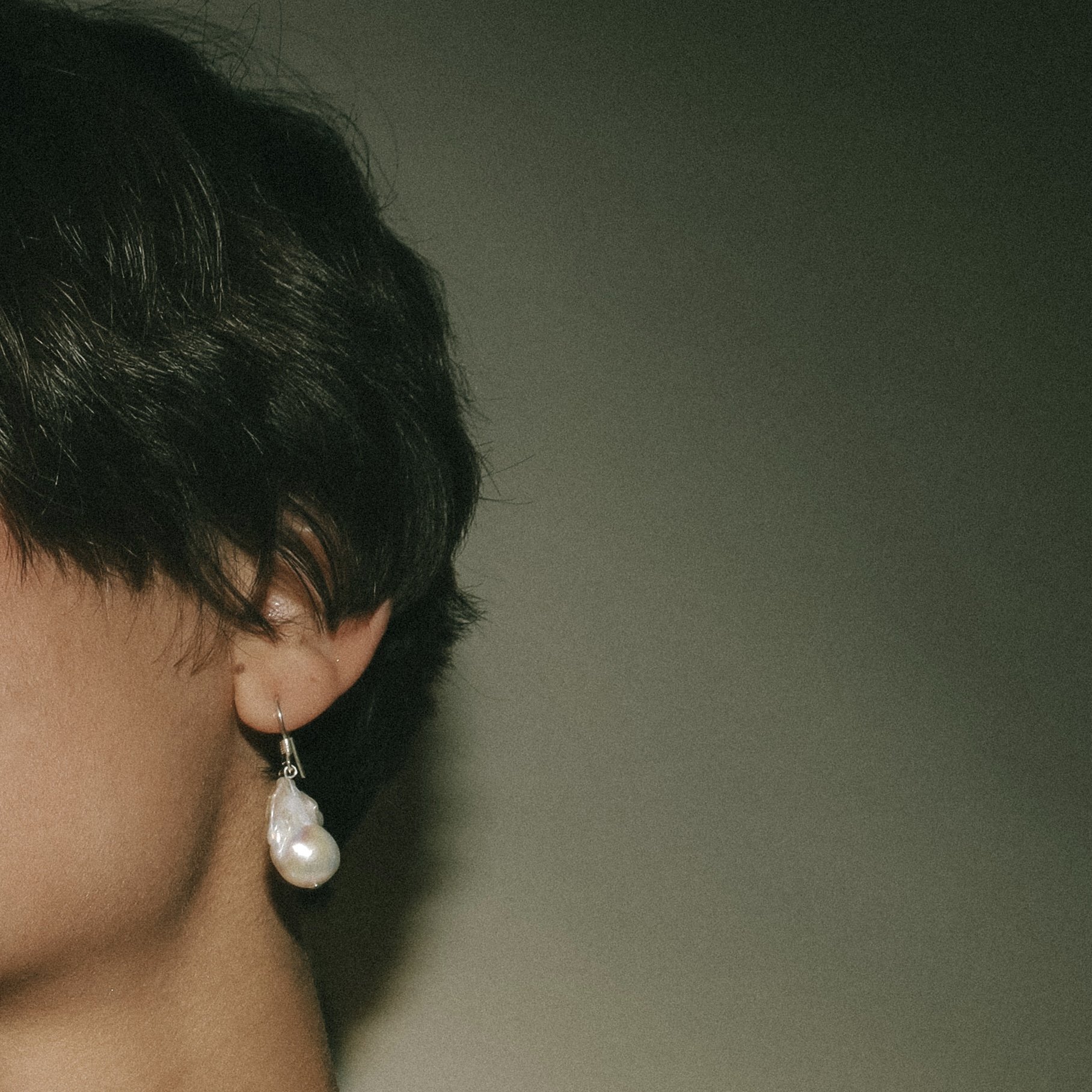 Baroque pearl earrings white