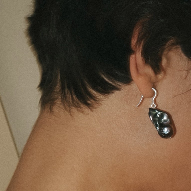 Baroque pearl earrings black
