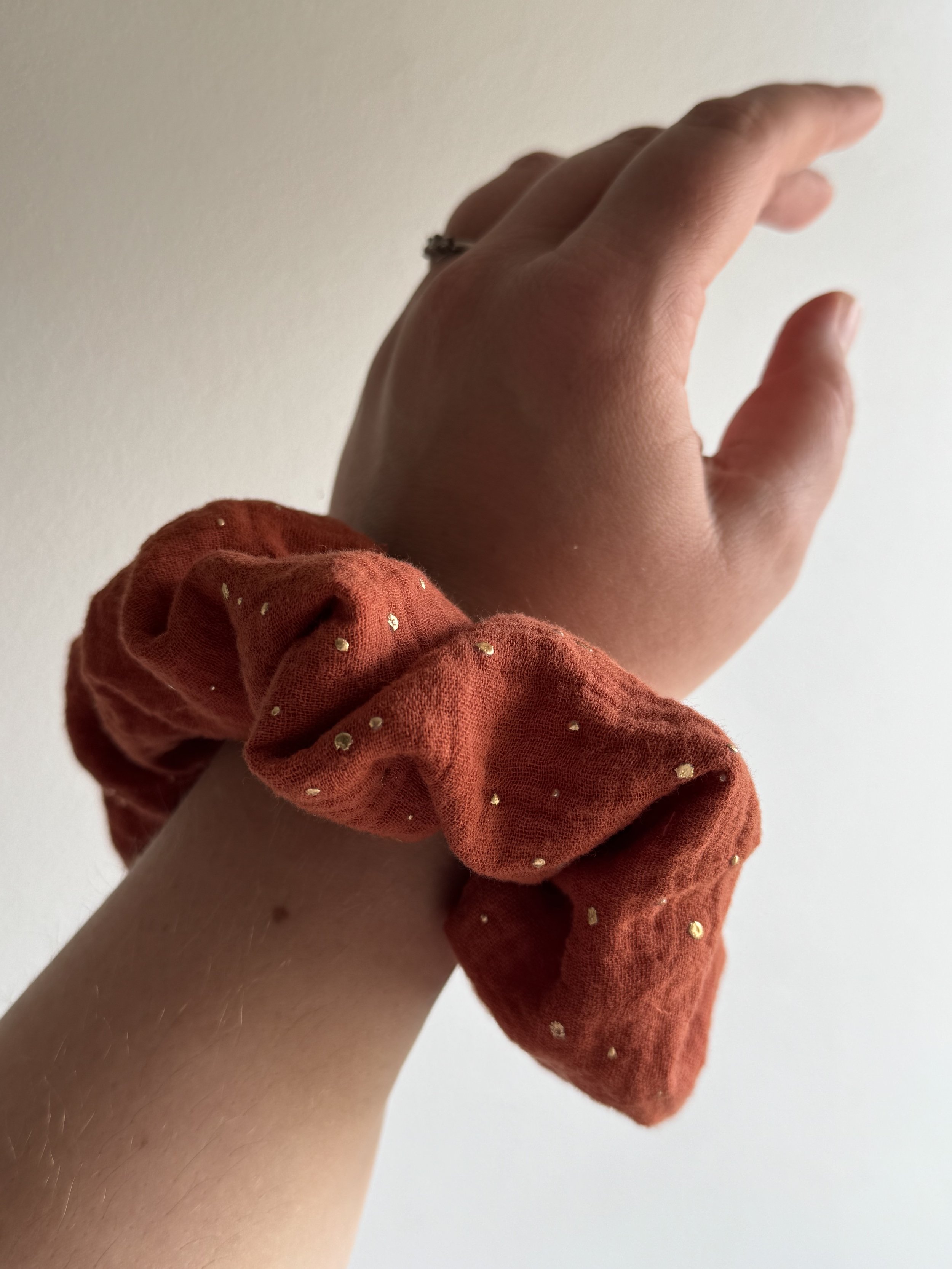 hiusdonitsi-punainen-scrunchie2.jpg