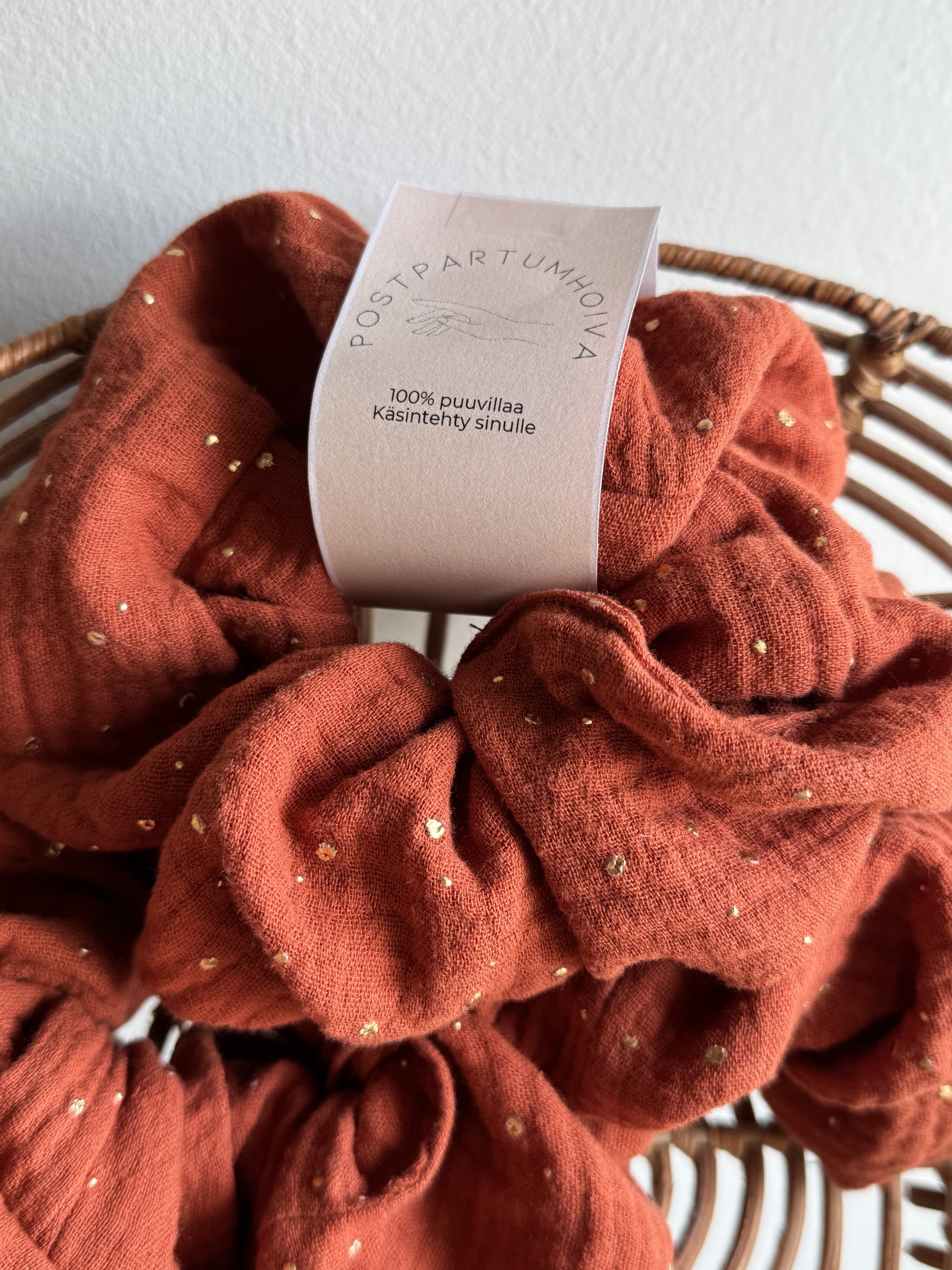 hiusdonitsi-punainen-scrunchie.jpg